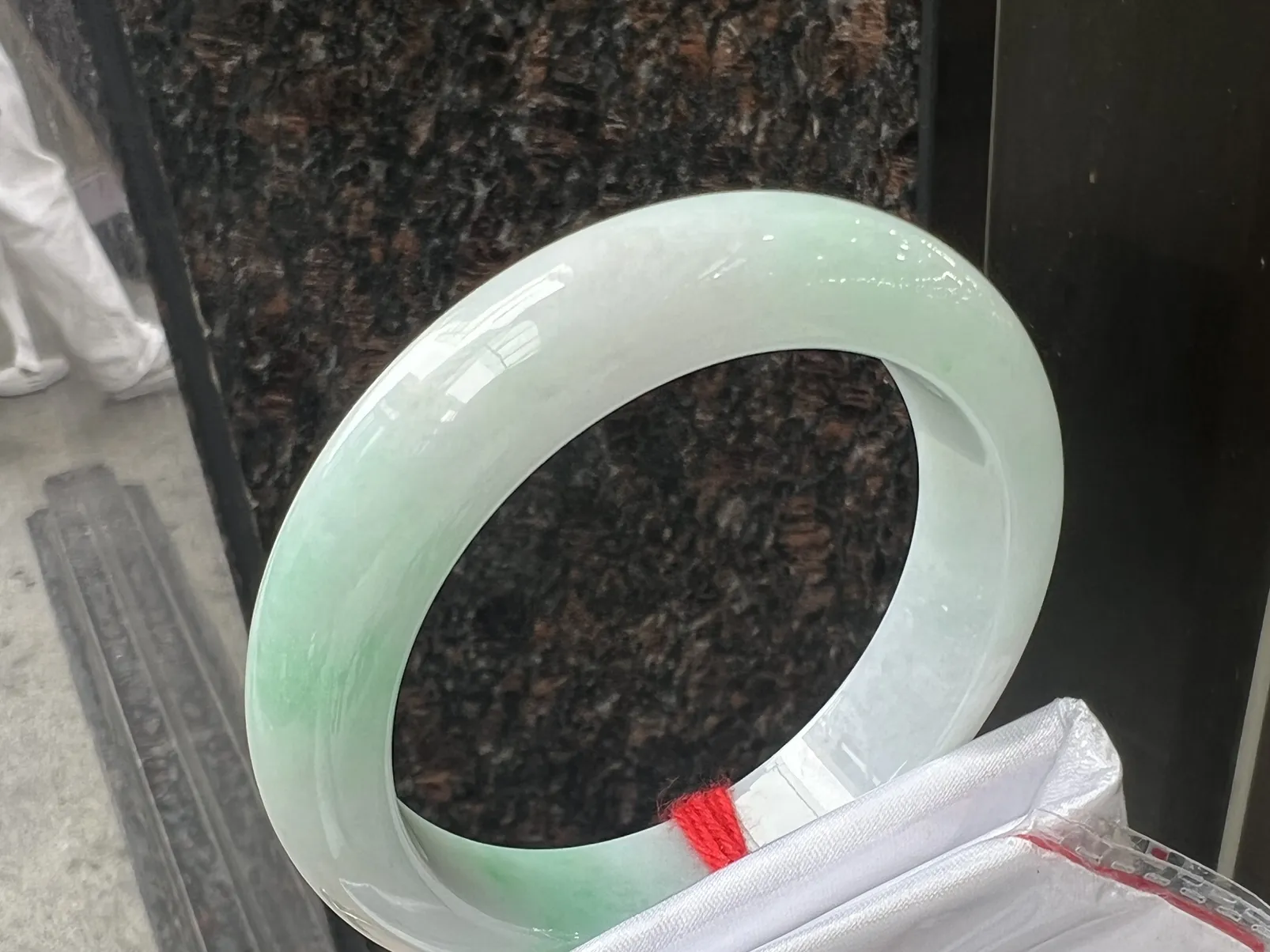 53圈口白底青正圈手镯，尺寸：53/12.8/8.6 底子细腻干净，干净清爽，末图可见有细棉纹不扣