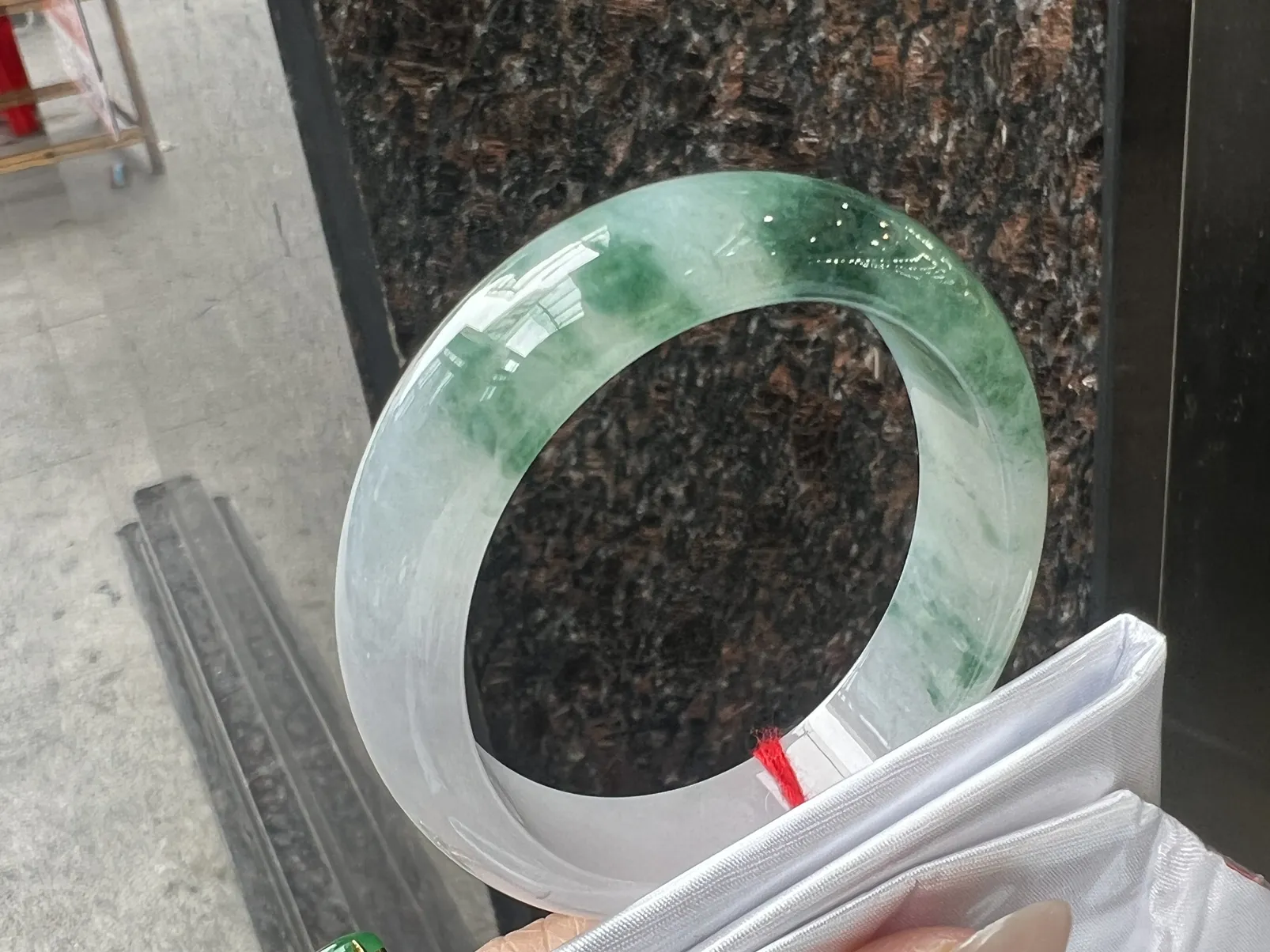 53.3圈口冰飘花贵妃手镯，尺寸：53.3/46.6/13/7 冰润通透，花色飘逸灵动，细腻干净