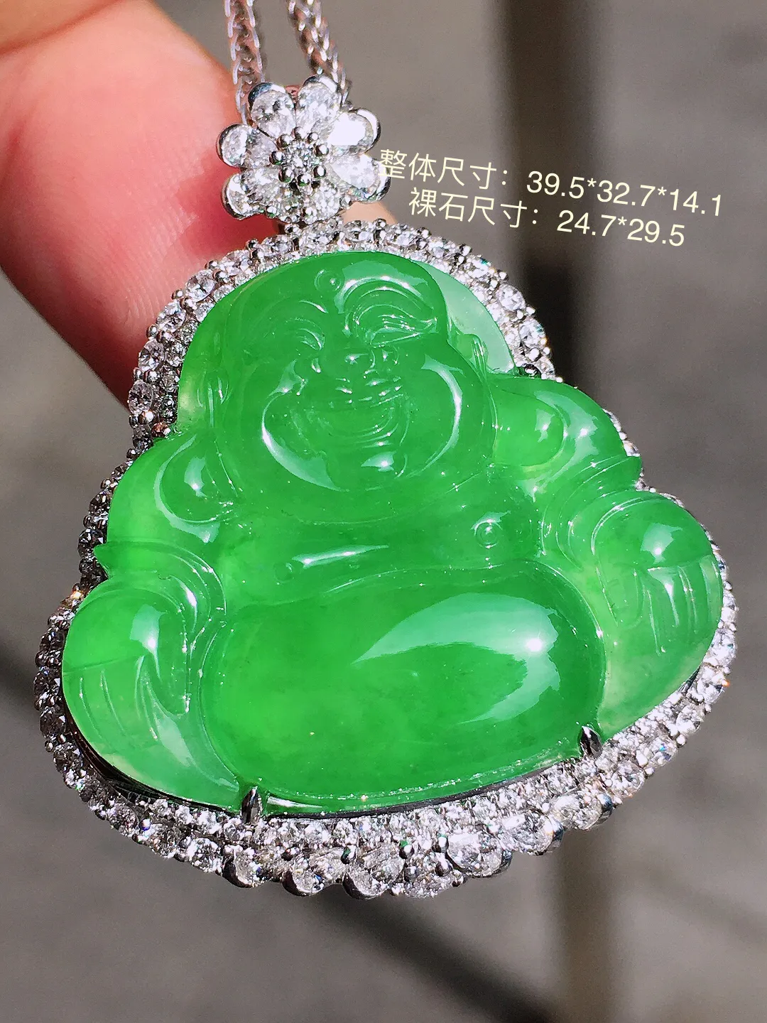 阳绿佛公吊坠，色泽均匀艳丽，玉质细腻，荧光感超
强，饱满圆润，气质满满。18k
金豪华镶嵌