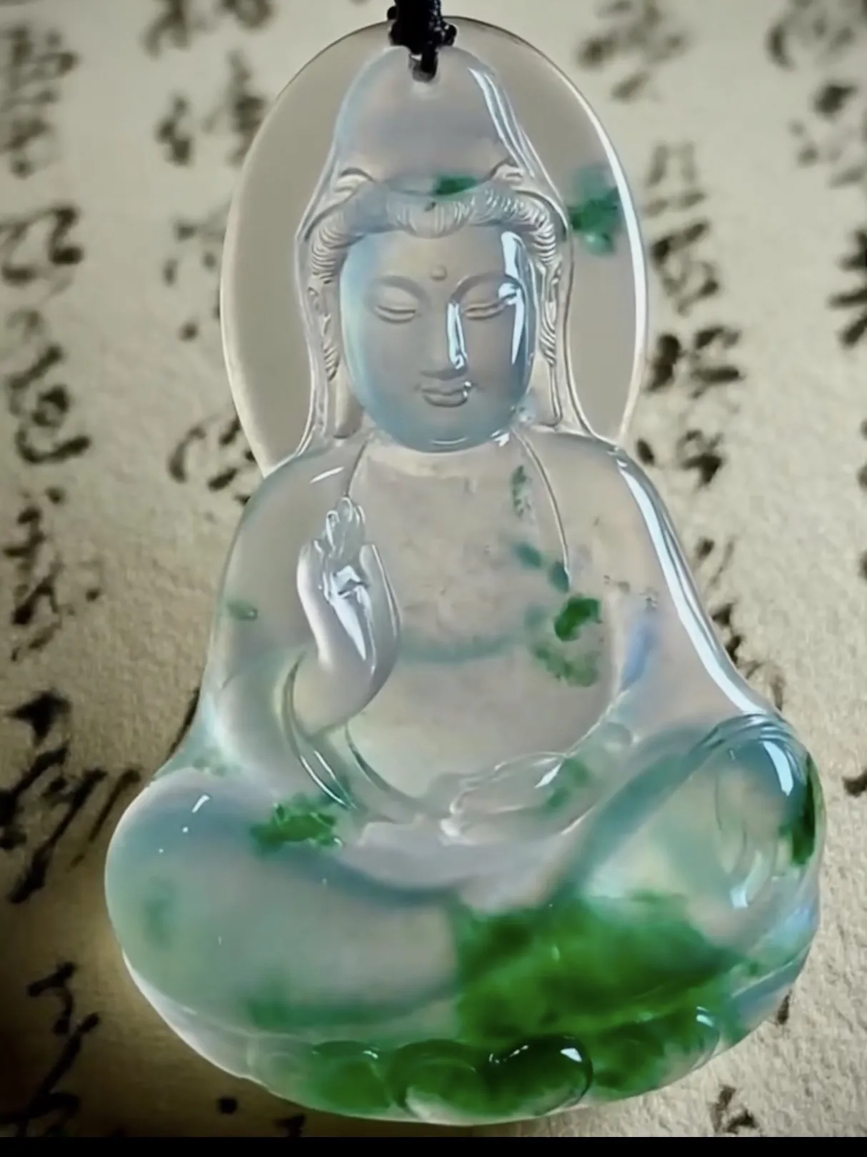【观自在·观音菩萨】，廖孝波玉雕艺术作品，
缅甸天然翡翠料子，种水上佳，
雕工精细，线条勾勒流畅，开脸慈祥端庄。
作品55-35.5-6.8mm，