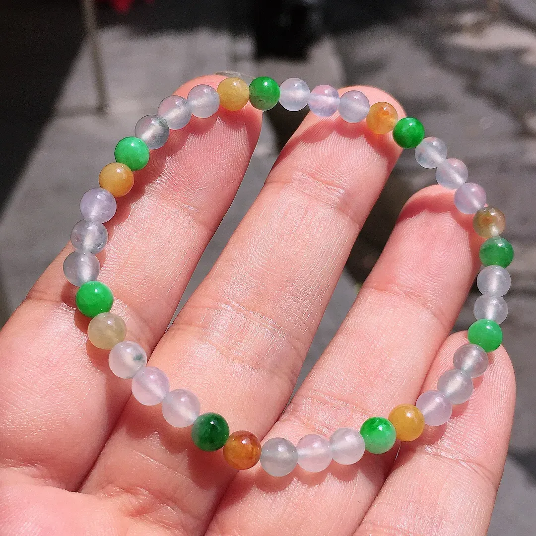 多宝珠子手串，色泽均匀艳丽，玉质细腻，荧光感超
强，饱满圆润，气质满满。