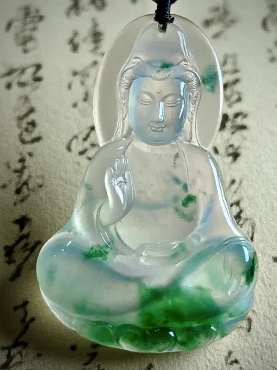 【观自在·观音菩萨】，廖孝波玉雕艺术作品，
缅甸天然翡翠料子，种水上佳，
雕工精细，线条勾勒流畅，开