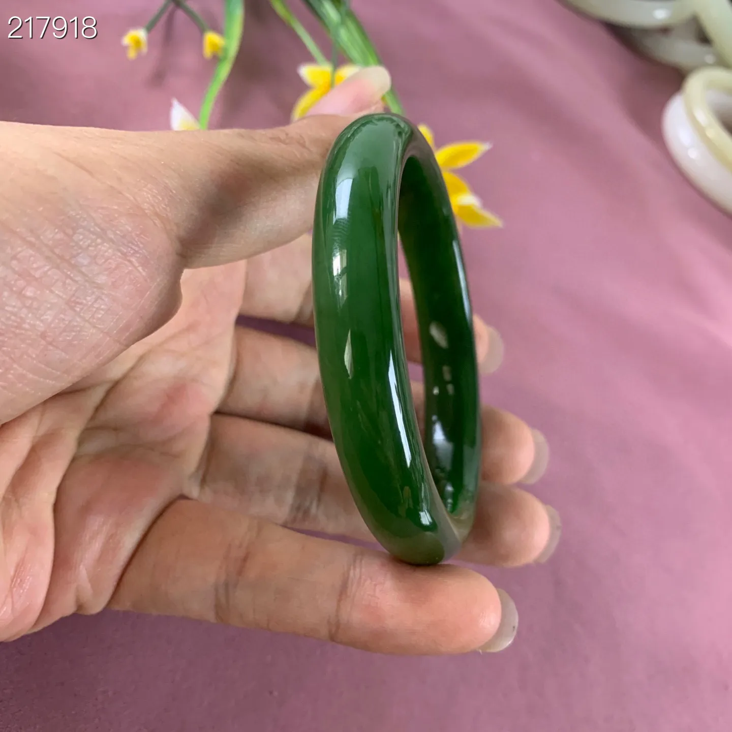 土豪款，和田玉碧玉58圈口菠菜绿手镯，圈口58 宽12 品质好，佩戴高端典雅，低调含蓄