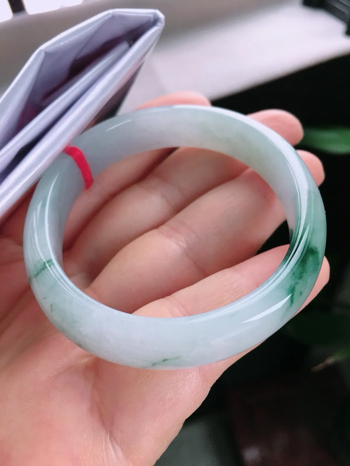 圈口56/48.5，贵妃手镯，正圈54可戴，飘花，玉质水润，尺寸56-11.2-5.9mm