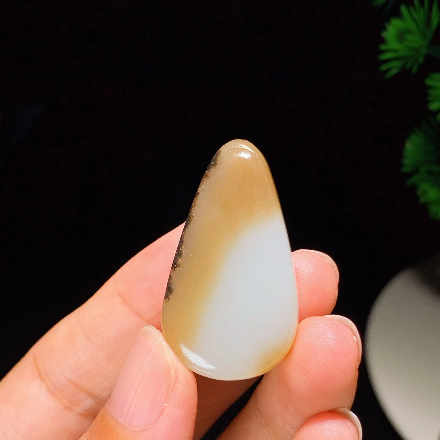 新疆且末糖平安无事牌挂件 尺寸32/4 16重13克，玉质细腻油润 底色纯净 脂粉好，品质好！lt250709