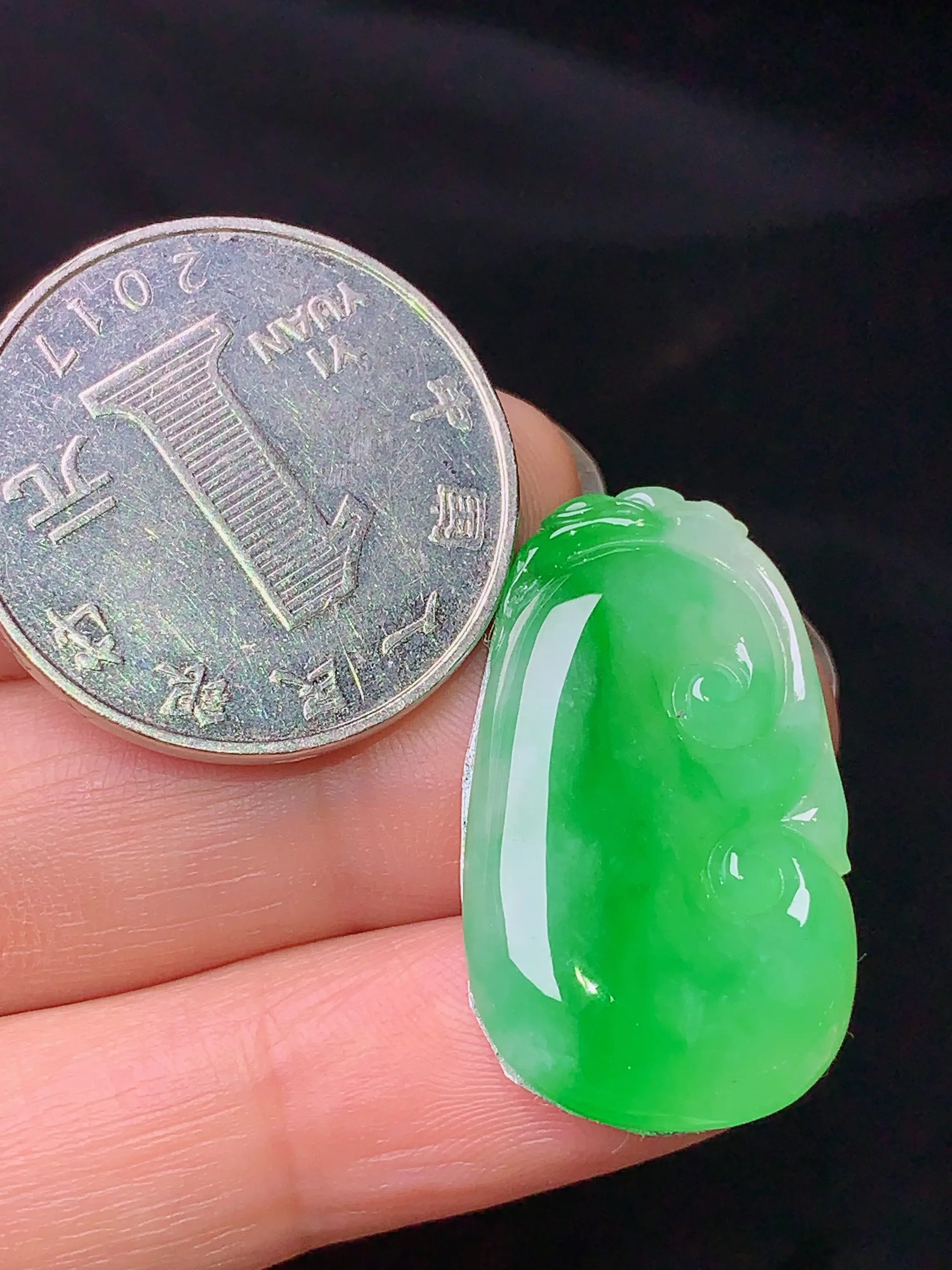18k金钻镶嵌翠绿如意吊坠 玉质细腻 水润亮眼 整体尺寸29*17*4