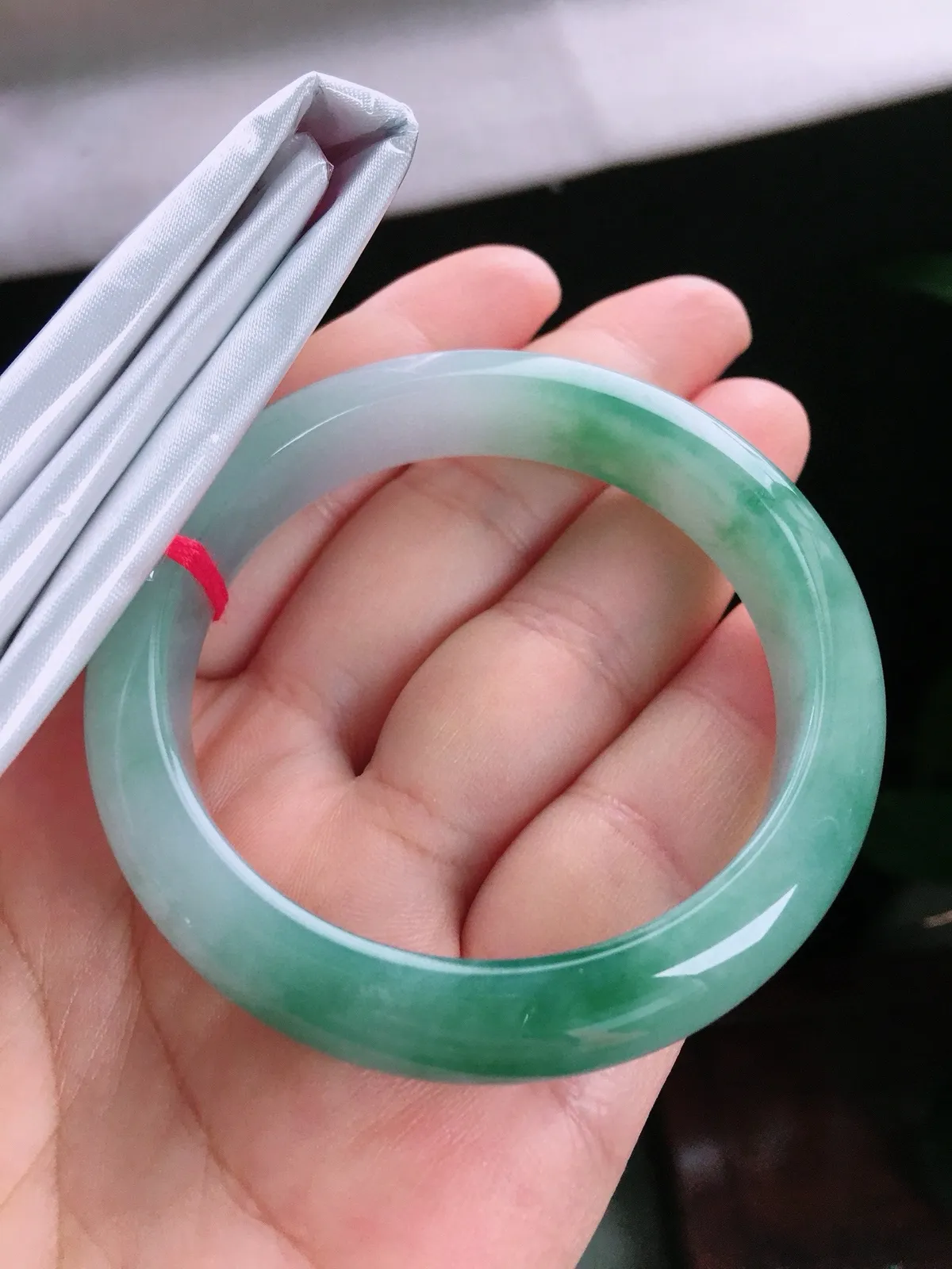 圈口54，正圈手镯，小圈口，飘花，玉质冰润，尺寸54-12.6-7.8mm