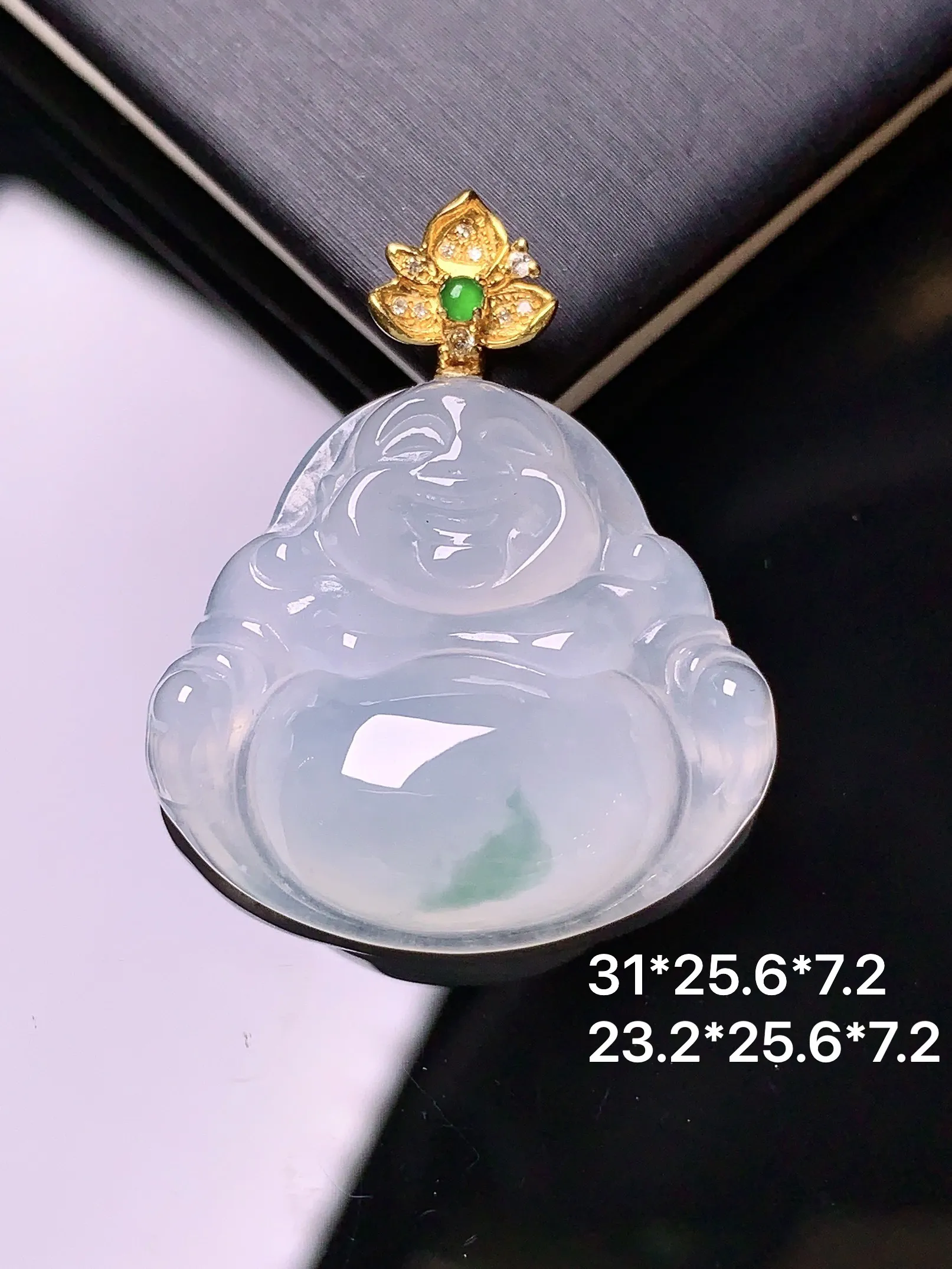 18k金镶嵌飘绿佛公吊坠 玉质细腻 水润亮眼 整体尺寸31*25.6*7.2