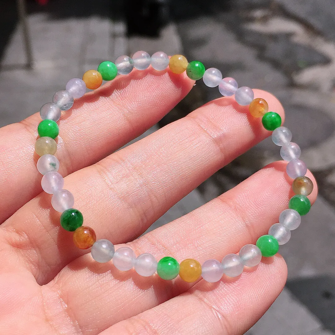 多宝珠子手串，色泽均匀艳丽，玉质细腻，荧光感超
强，饱满圆润，气质满满。