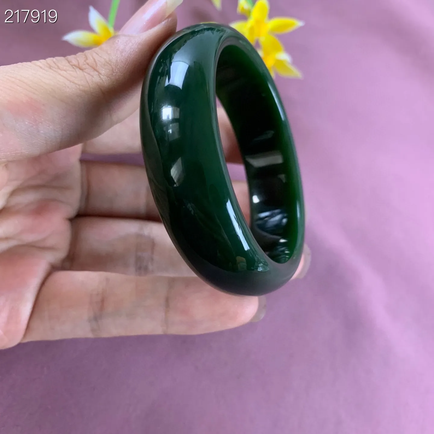 精品，和田玉54圈口菠菜绿手镯，圈口54宽16.5玉质细腻油润 底色纯净 无裂无杂 脂粉好，品质好