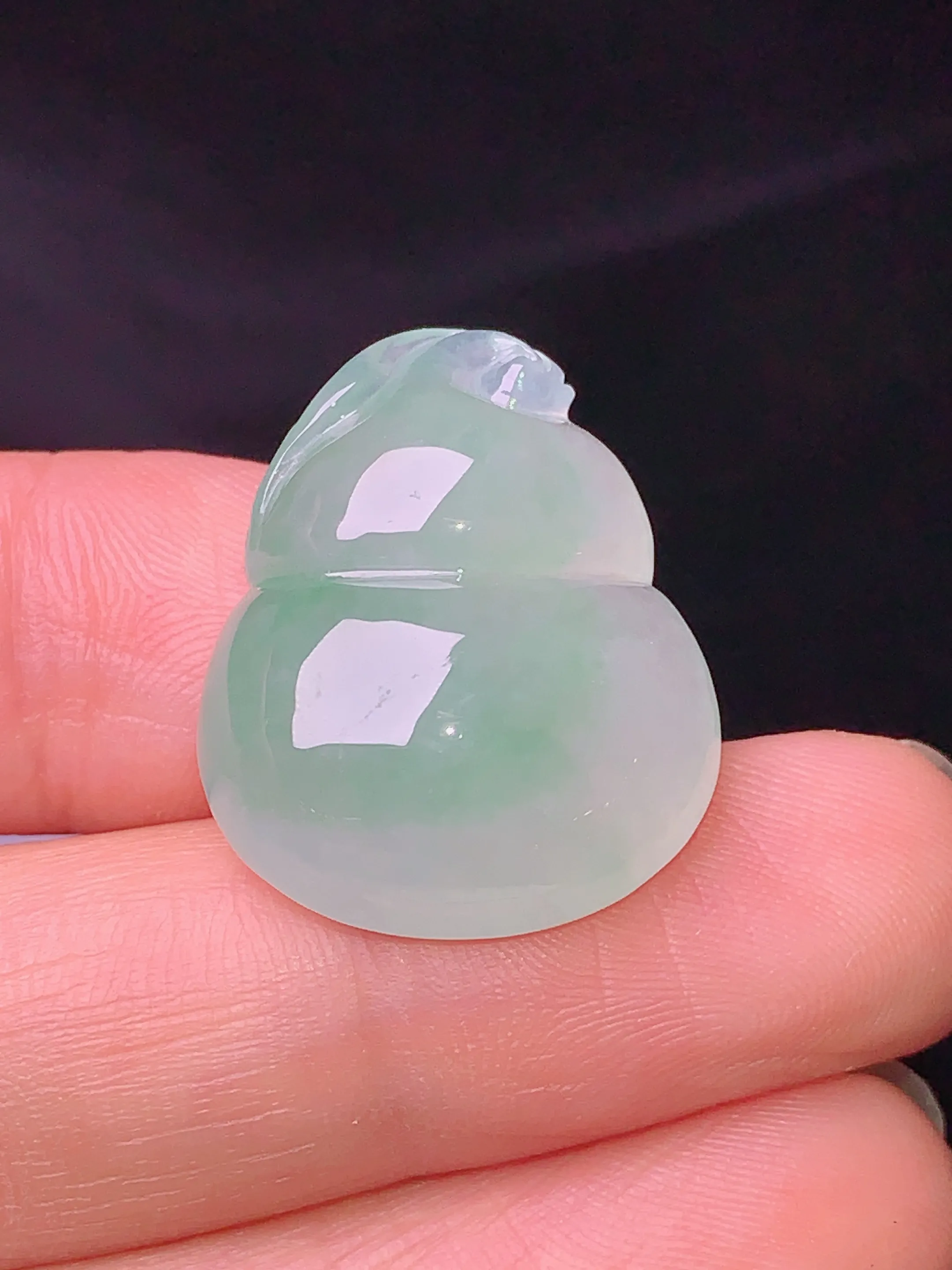 镶嵌款 飘绿葫芦吊坠 玉质细腻 水润亮眼 整体尺寸23.2*18.6*8