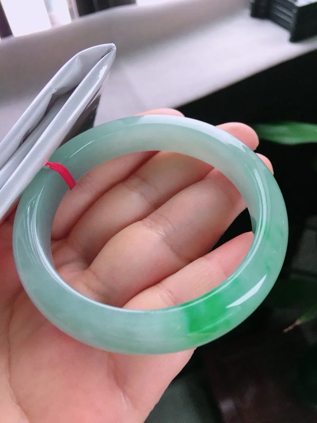圈口56.5，正圈手镯，飘花，玉质冰润细腻，尺寸56.5-12.1-8.5mm