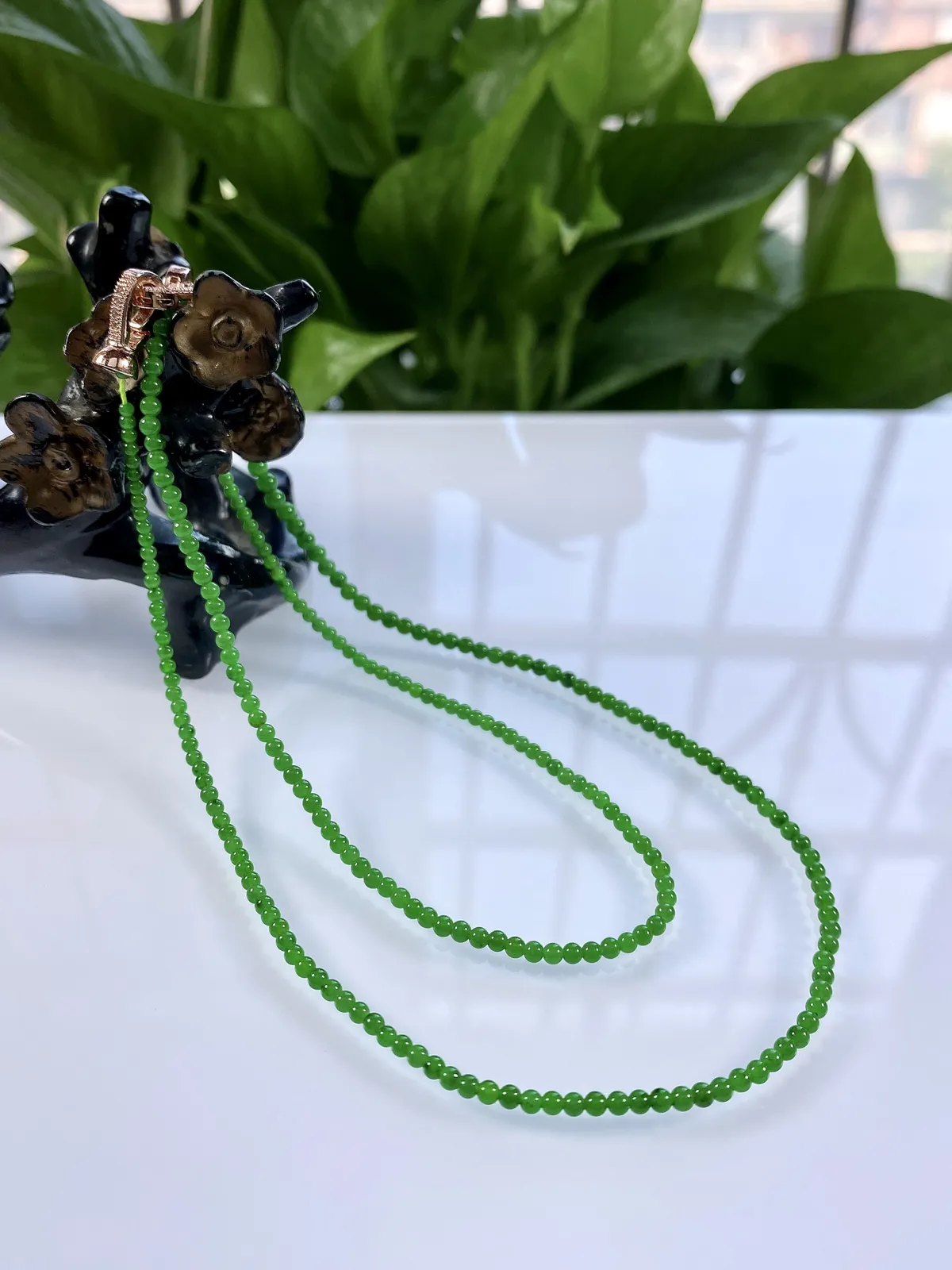 收藏级别，缅甸天然翡翠A货，卡3高冰种起光起胶满绿帝王绿小米珠塔珠圆珠项链手链，尺寸：大珠3mm～小珠2mm，共253颗，长度560mm，重量：7.76g