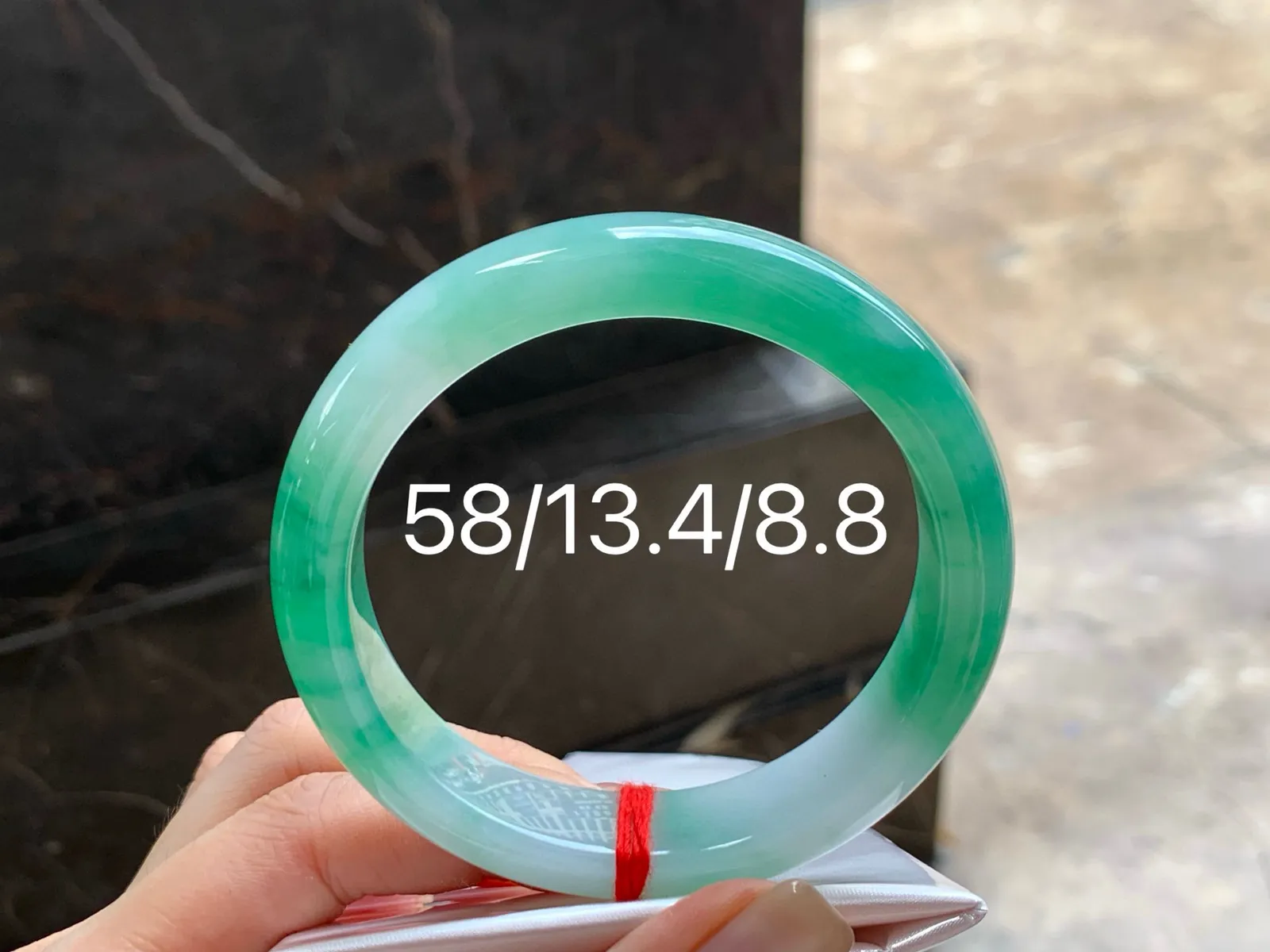 带色手镯
玉质细腻 58/13.4/8.8mm