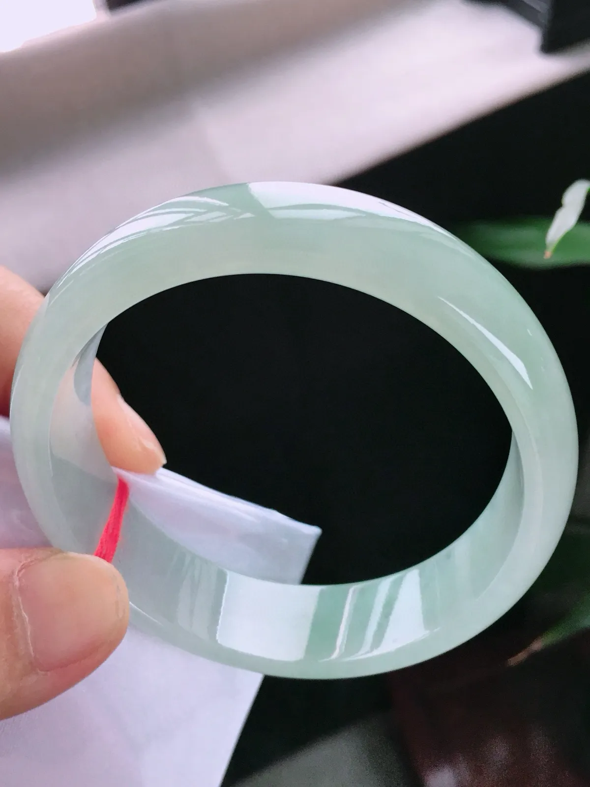 圈口58.2，正圈手镯，绿底，玉质冰润细腻，宽版，尺寸58.2-16.8-6.8mm