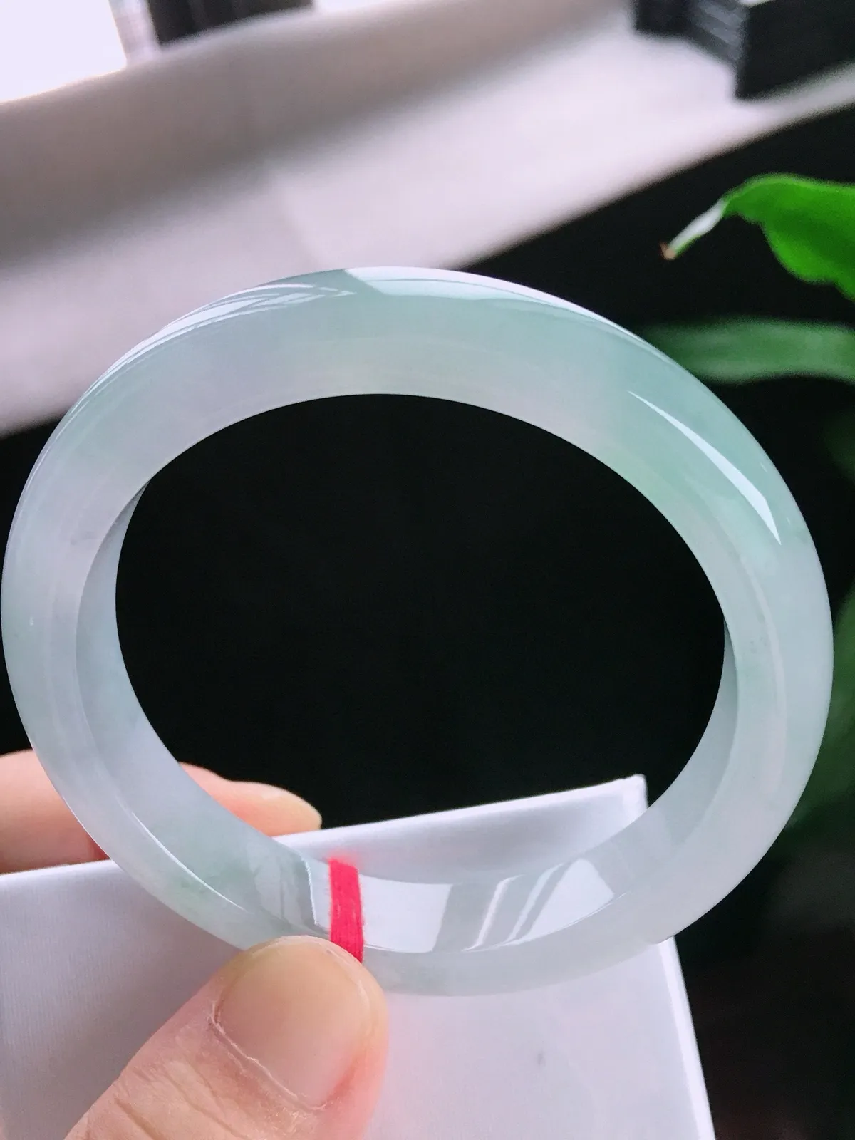 圈口57.2，正圈手镯，玉质冰润细腻，色泽清新，尺寸57.2-11.9-8mm