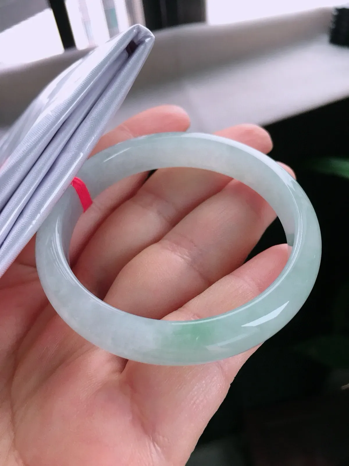 圈口52.4，正圈手镯，小圈口，绿底，玉质冰润，尺寸52.4-10.9-6.3mm