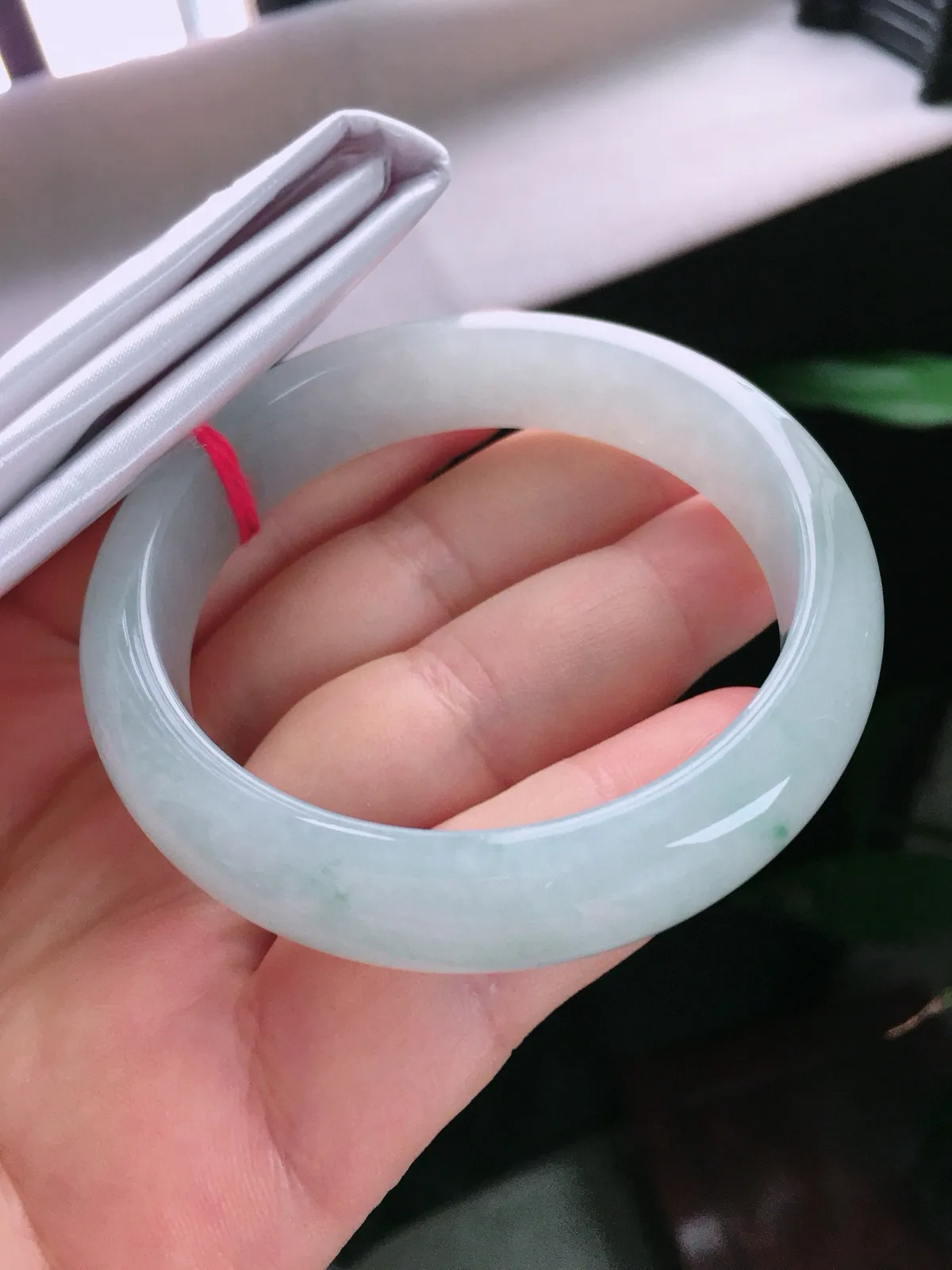 圈口55.8，正圈手镯，绿底，玉质冰润，尺寸55.8-13.3-7.6mm