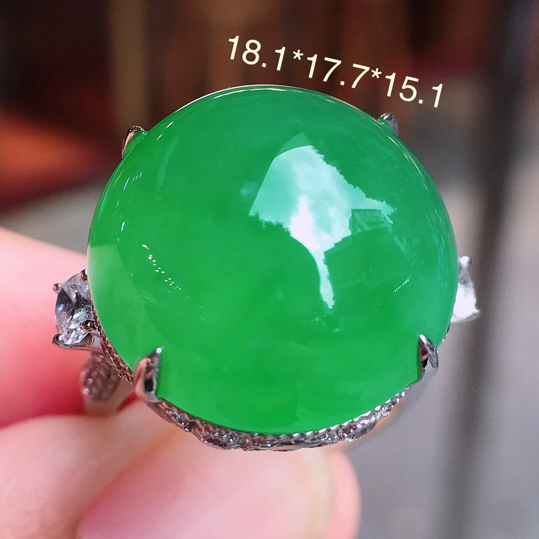 阳绿蛋面戒指，色泽均匀艳丽，玉质细腻，荧光感超
强，饱满圆润，气质满满。18k
金豪华镶嵌