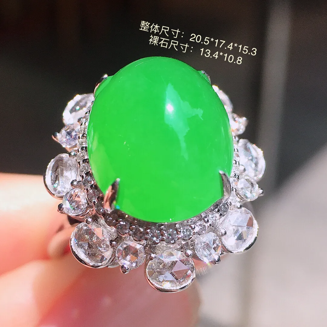 阳绿蛋面戒指，色泽均匀艳丽，玉质细腻，荧光感超
强，饱满圆润，气质满满。18k
金豪华镶嵌