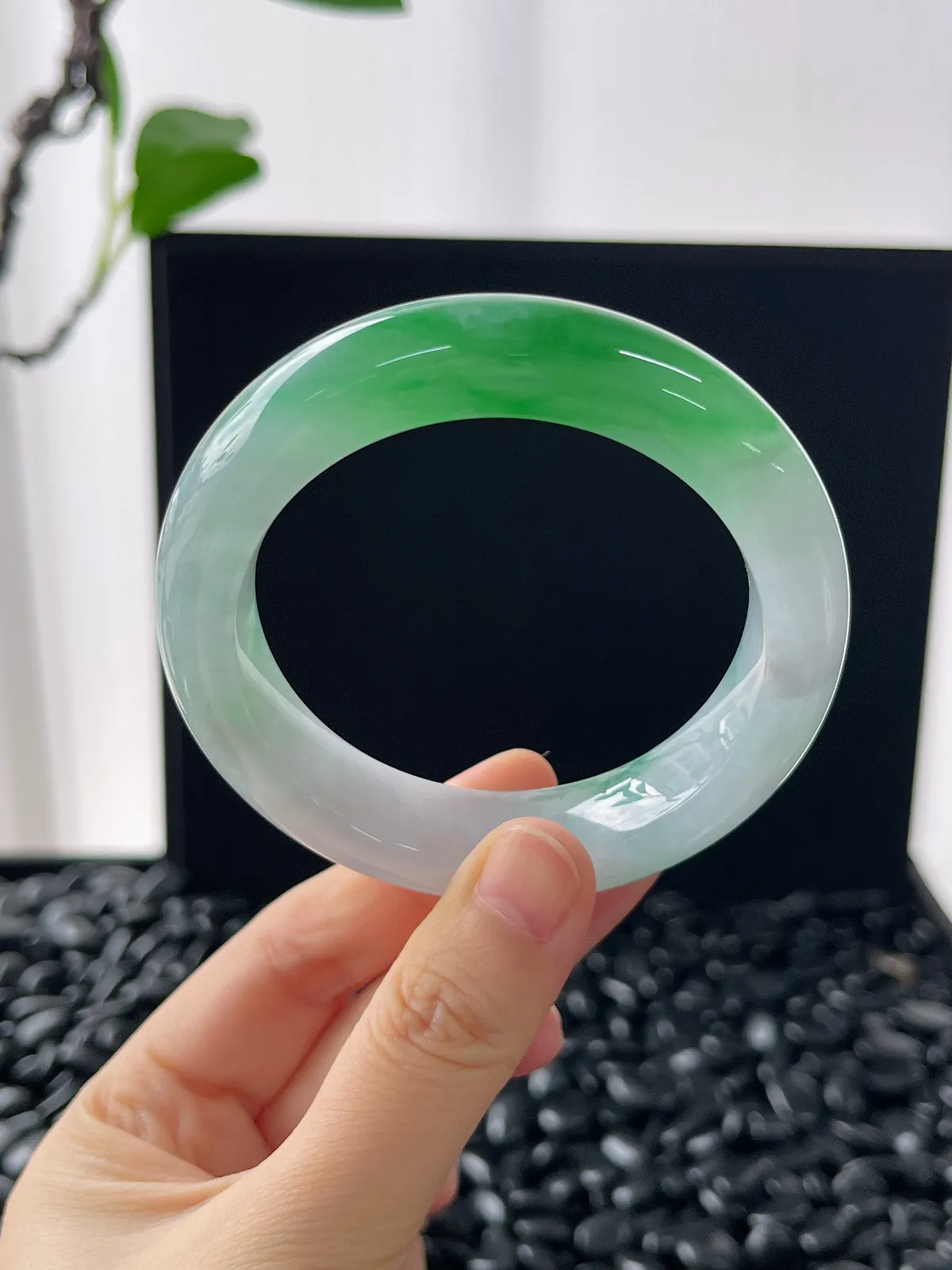 正圈54圈口，翡翠冰糯种飘绿手镯