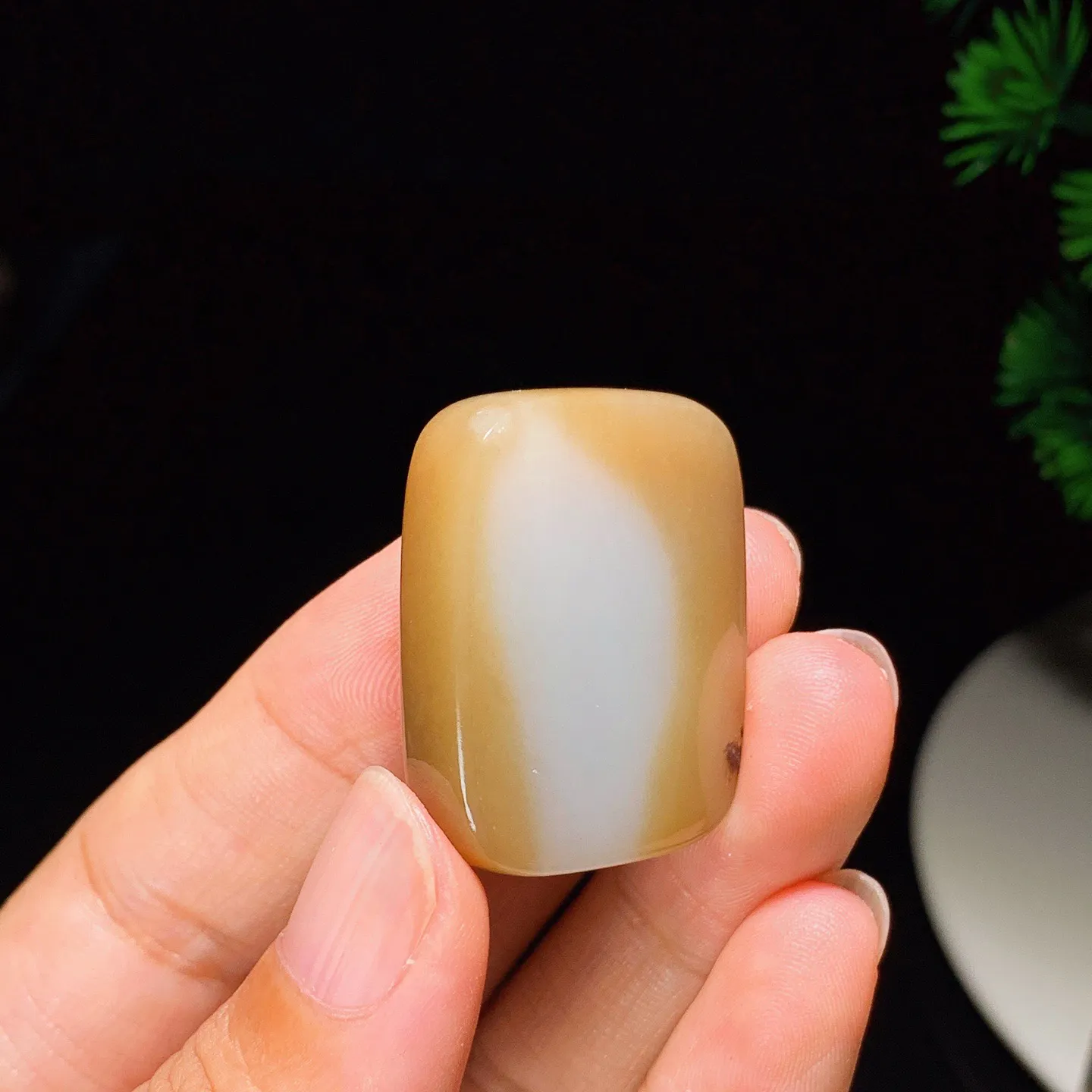 新疆且末糖平安无事牌挂件 尺寸27/21/4重20克，玉质细腻油润 底色纯净 脂粉好，品质好！lt2