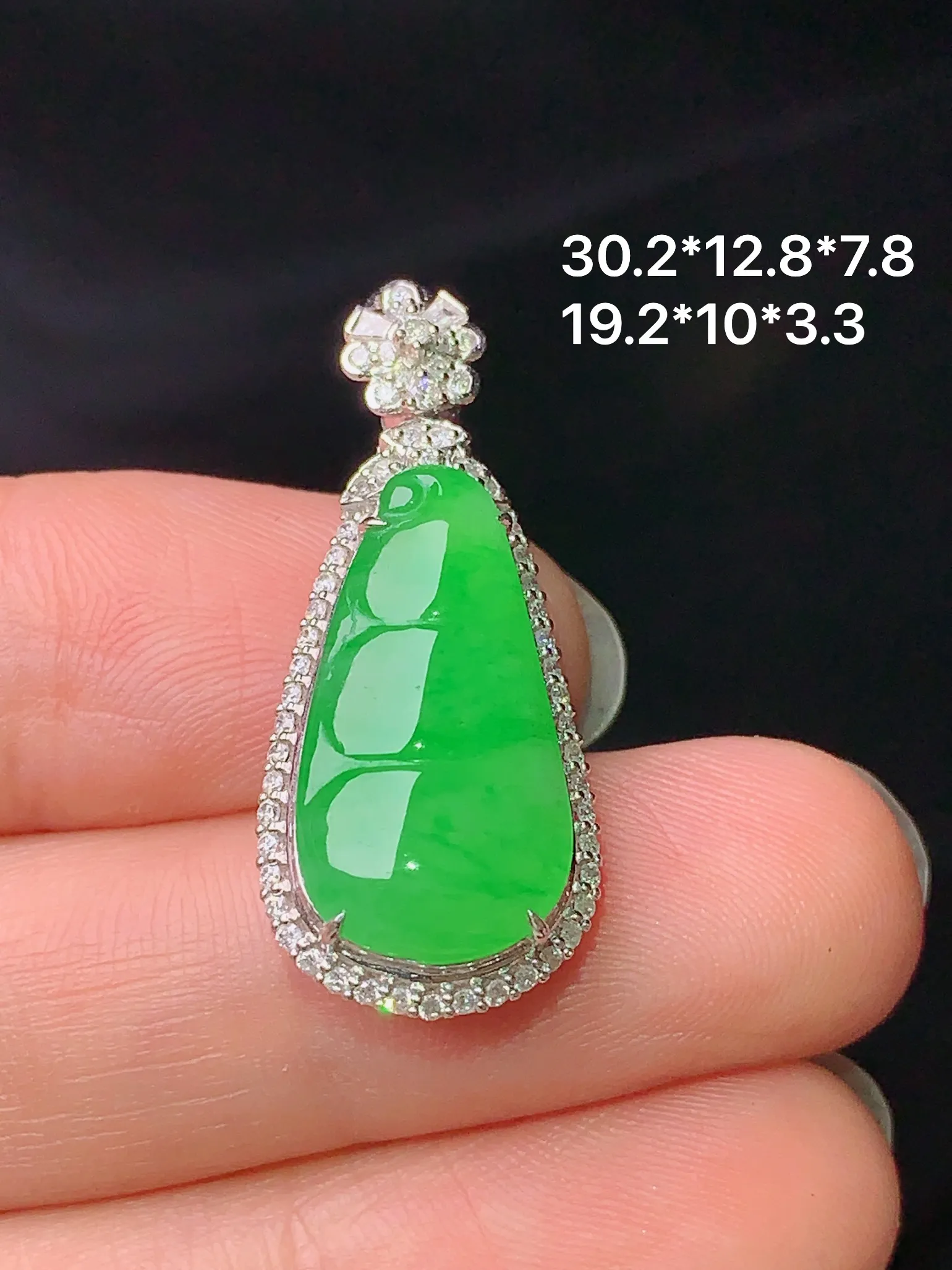 18k金钻镶嵌翠绿四季豆吊坠 玉质细腻 水润亮眼 整体尺寸30.2*12.8*7.8