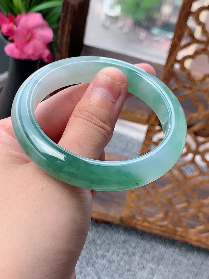 a货翡翠老坑飘花正装正圈手镯53-54圈口 尺寸53.3×11.7×8.3mm 重量55.13g 0702
