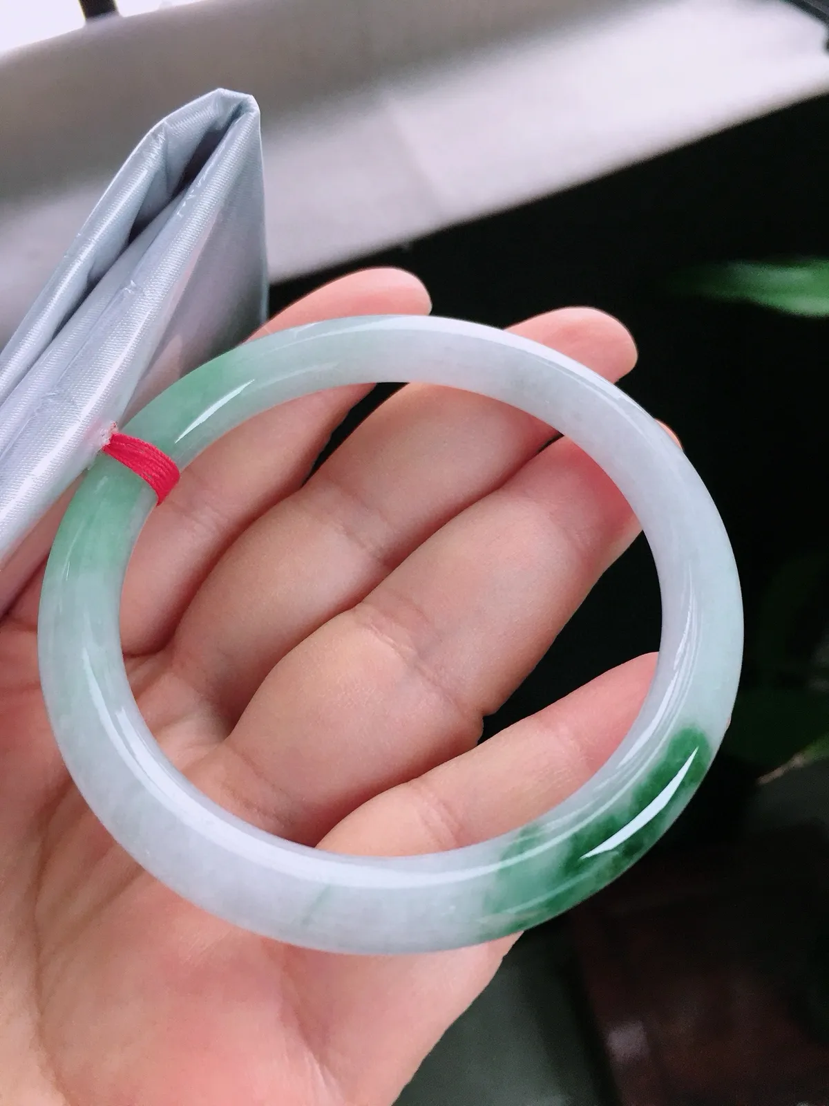 圈口58，圆条手镯，飘花，玉质水润，尺寸58-8.1-8.2mm