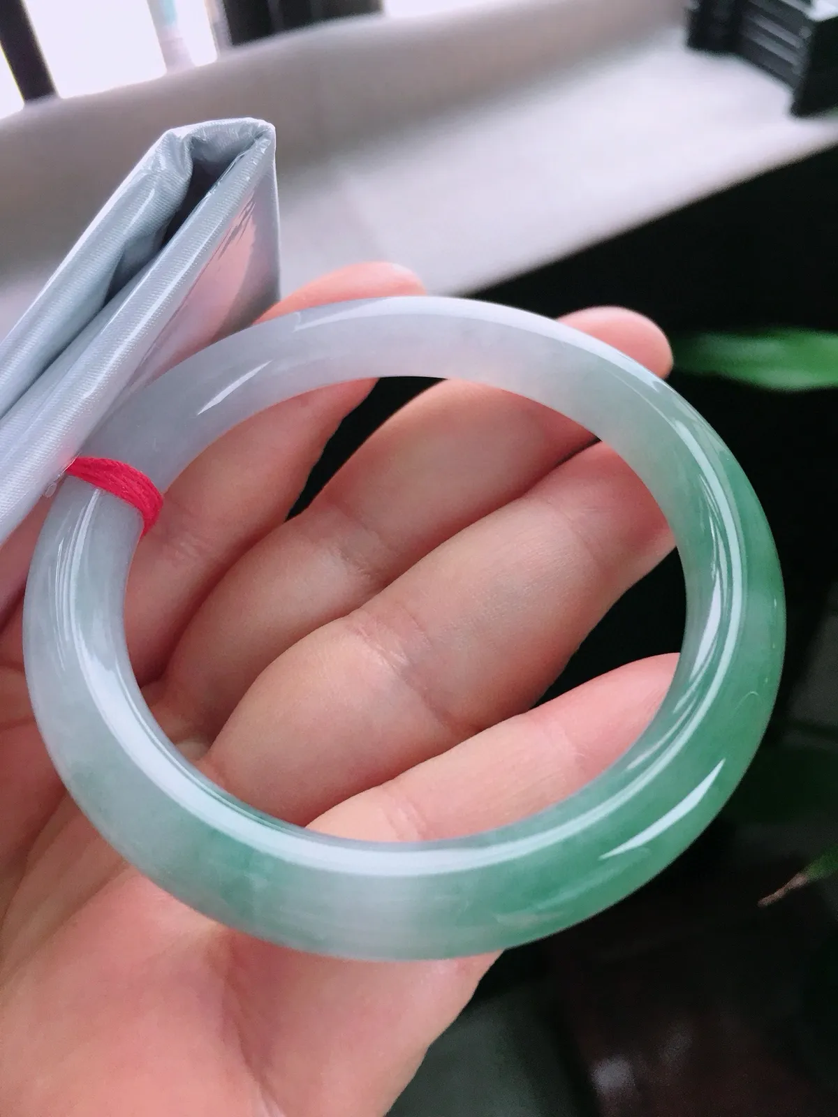 圈口55.5，圆条手镯，油绿，玉质冰润，尺寸55.5-9.2-8.2mm
