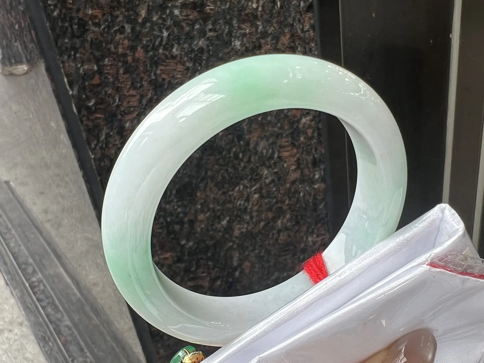 53圈口白底青正圈手镯，尺寸：53/12.8/8.6 底子细腻干净，干净清爽，末图可见有细棉纹不扣