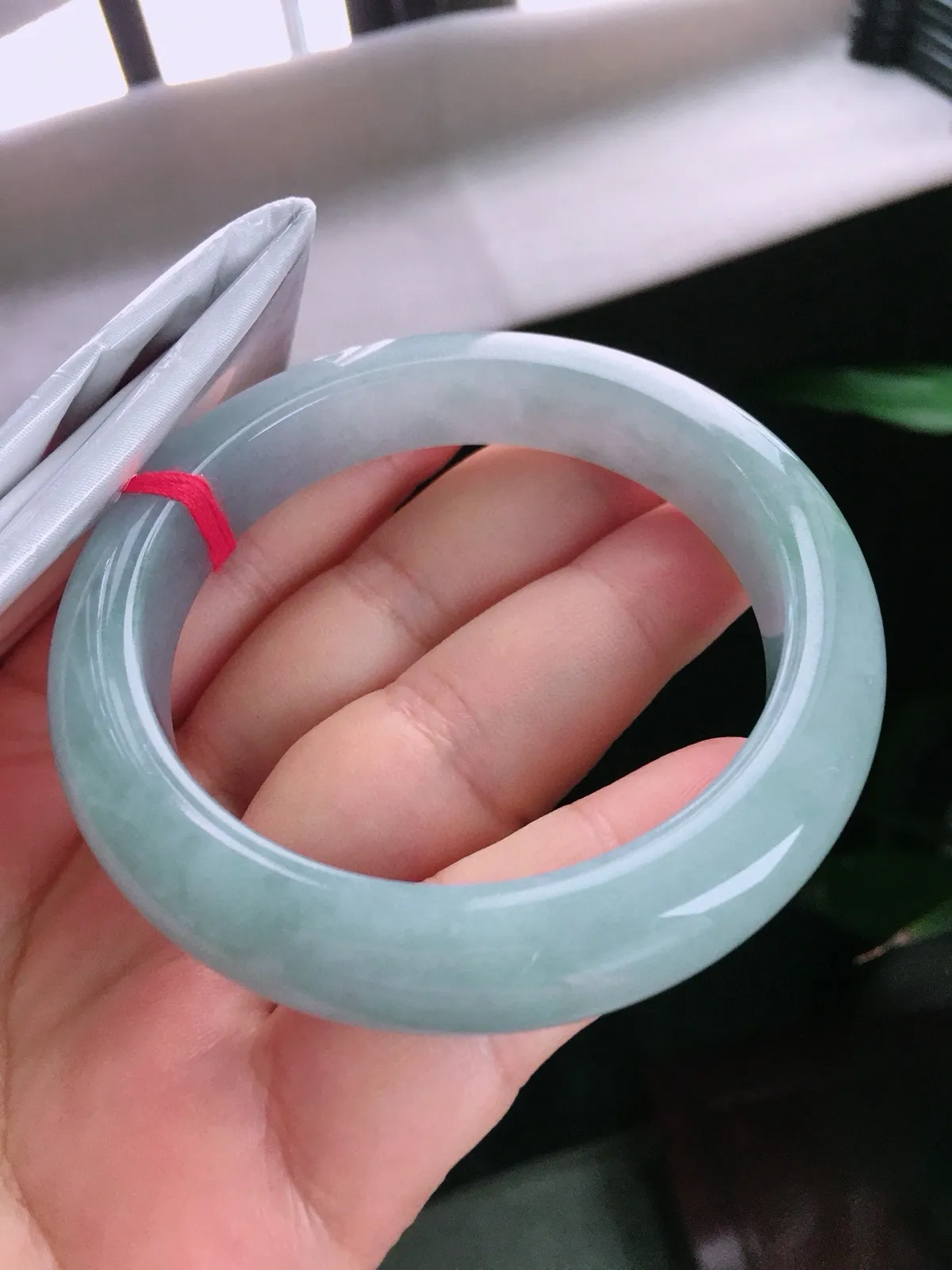 圈口59，正圈手镯，绿底，玉质冰润，尺寸59-12.9-9.2mm