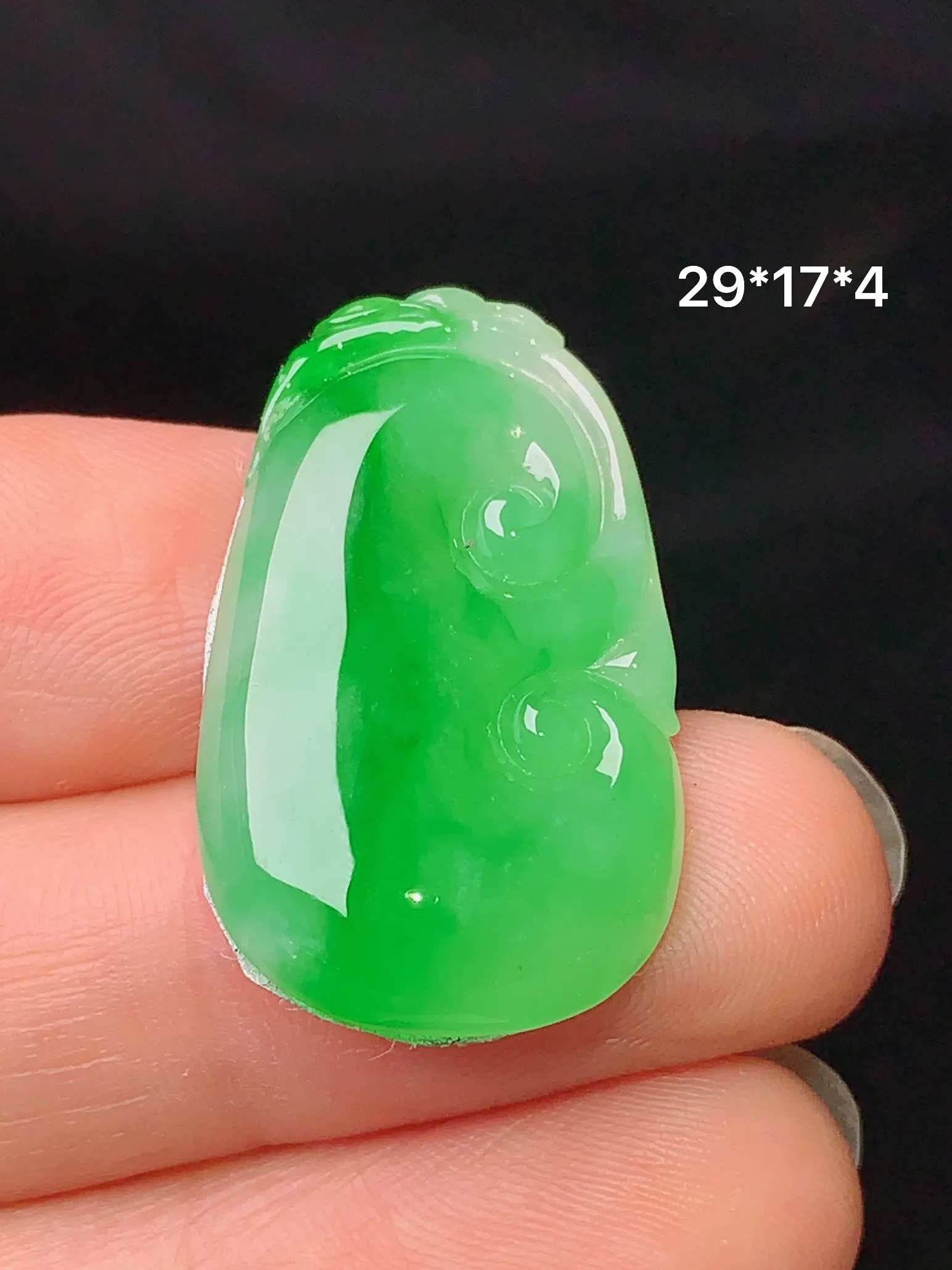 18k金钻镶嵌翠绿如意吊坠 玉质细腻 水润亮眼 整体尺寸29*17*4