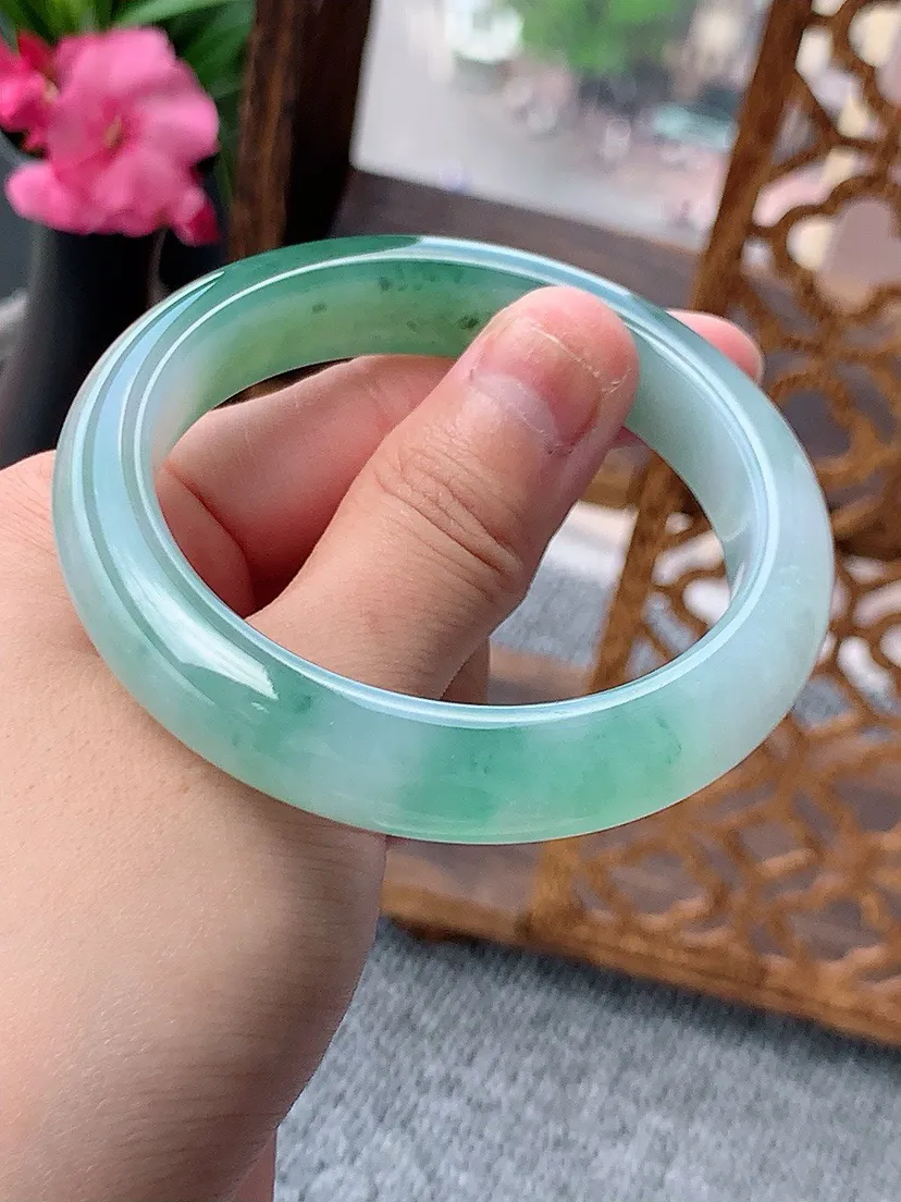 a货翡翠老坑飘花正装正圈手镯53-54圈口 尺寸53.3×11.7×8.3mm 重量55.13g 0702