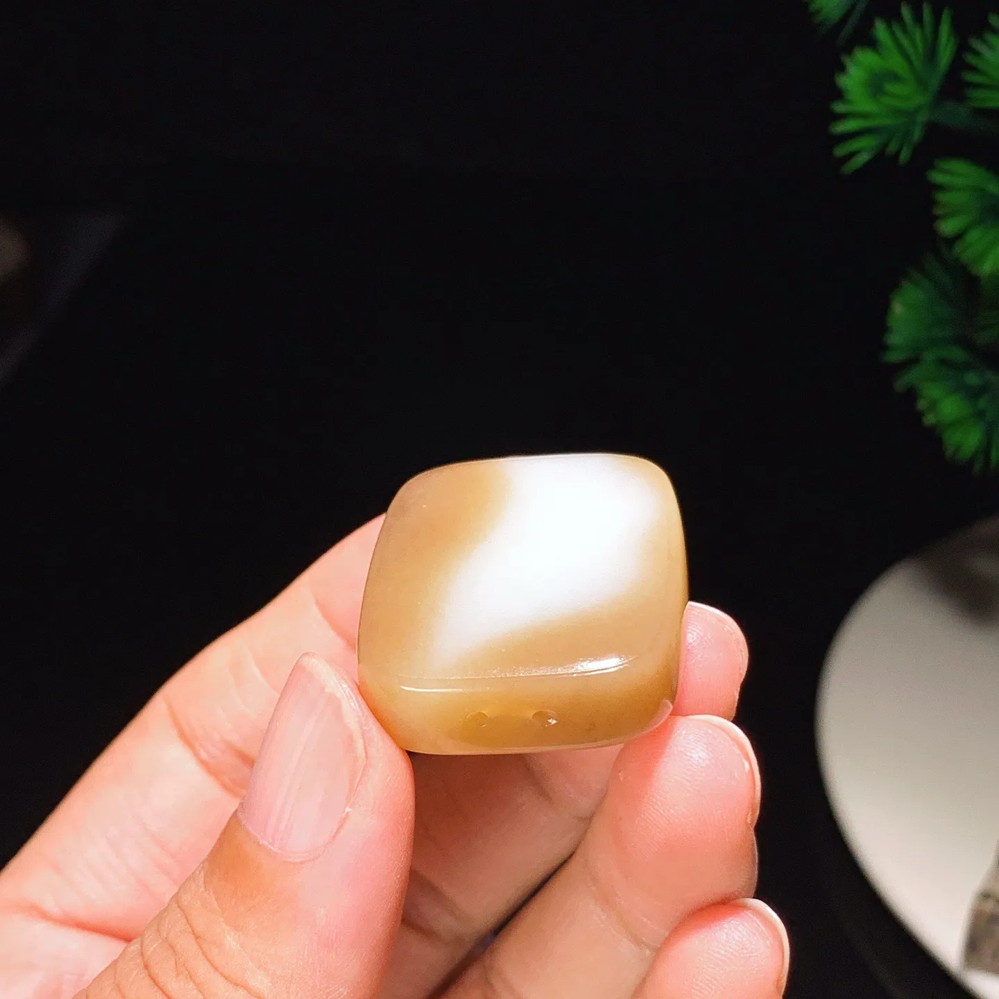 新疆且末糖平安无事牌挂件 尺寸27/21/4重20克，玉质细腻油润 底色纯净 脂粉好，品质好！lt250709