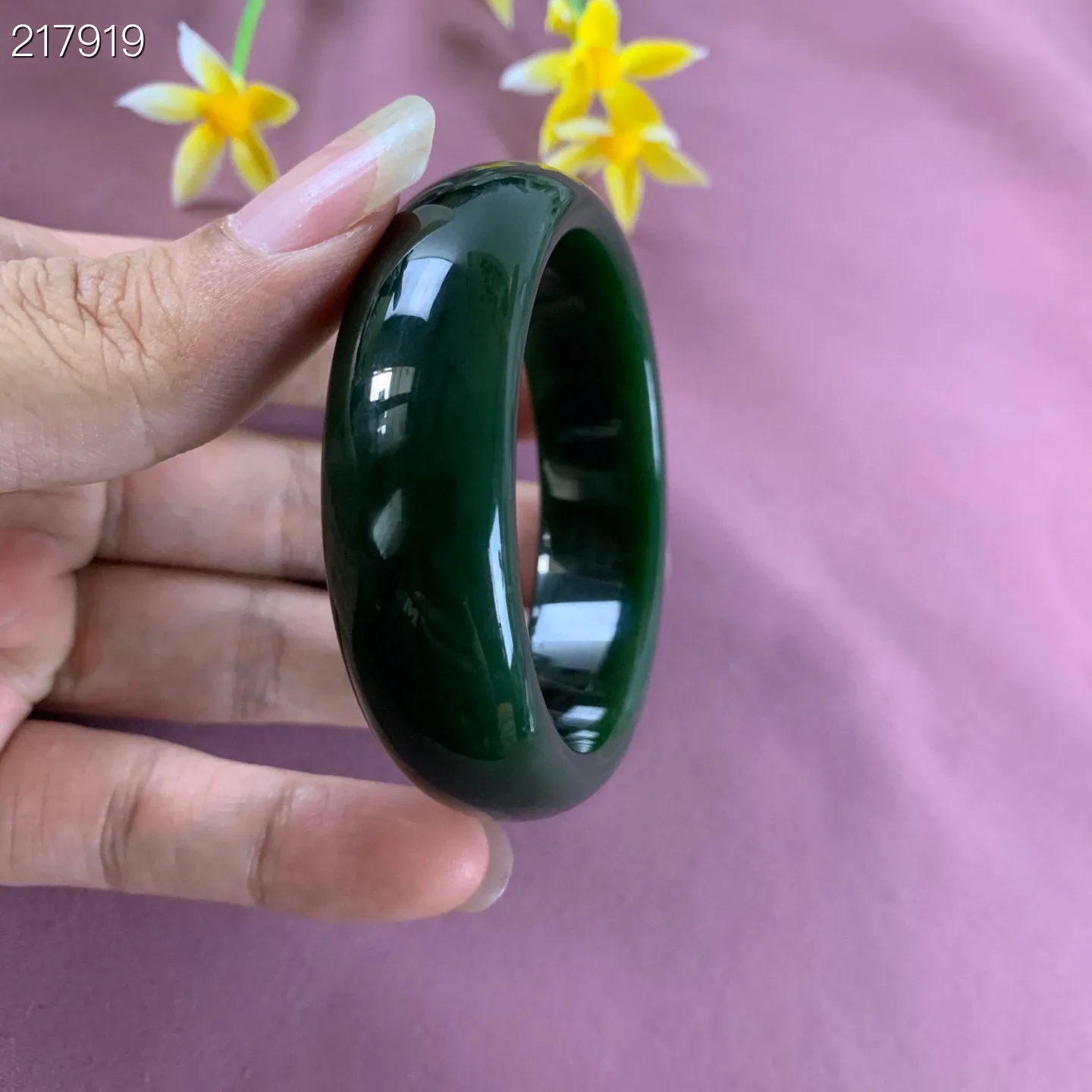 精品，和田玉54圈口菠菜绿手镯，圈口54宽16.5玉质细腻油润 底色纯净 无裂无杂 脂粉好，品质好