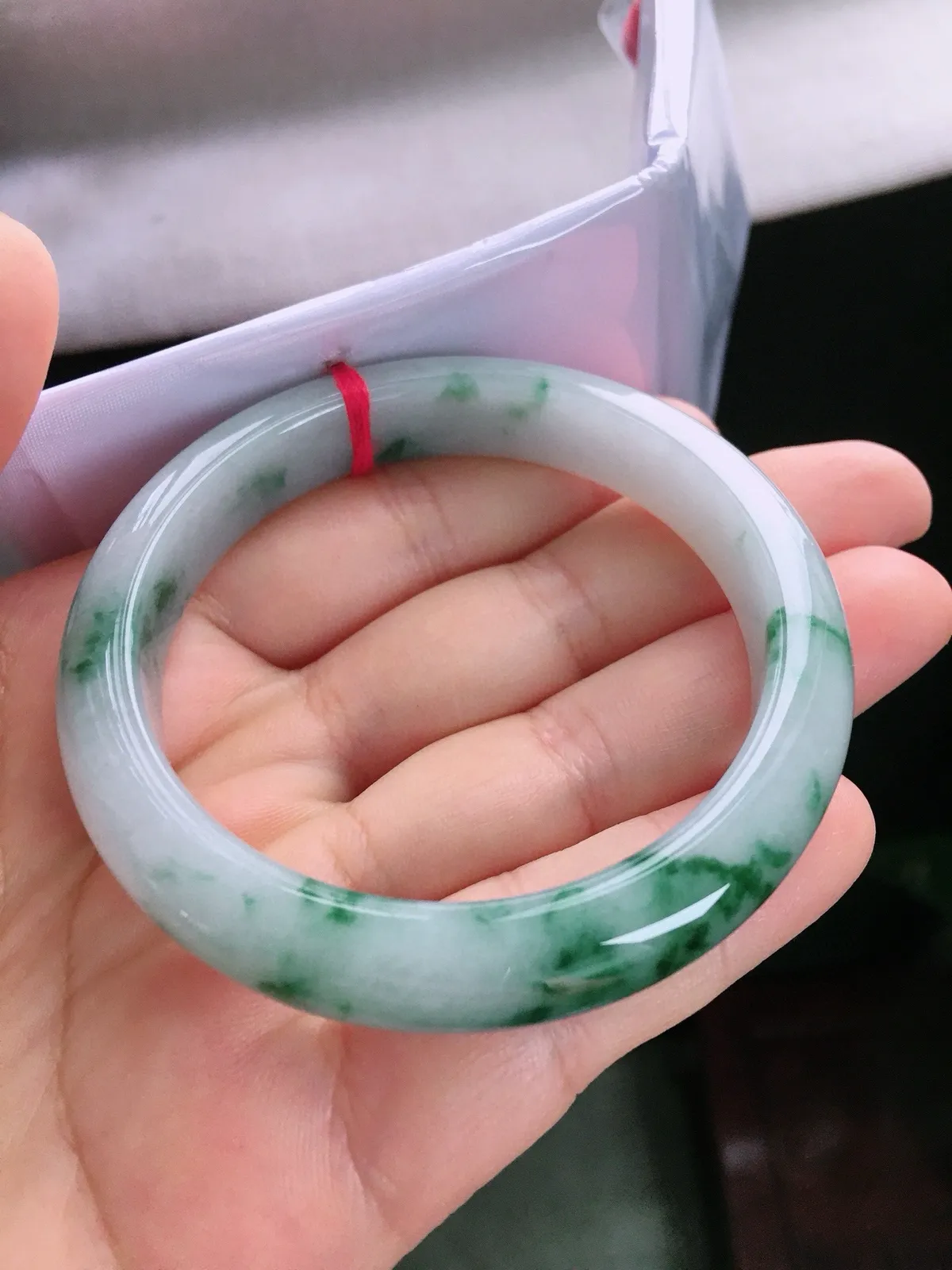 圈口58，正圈手镯，飘花，玉质冰润，尺寸58-12.1-8.1mm