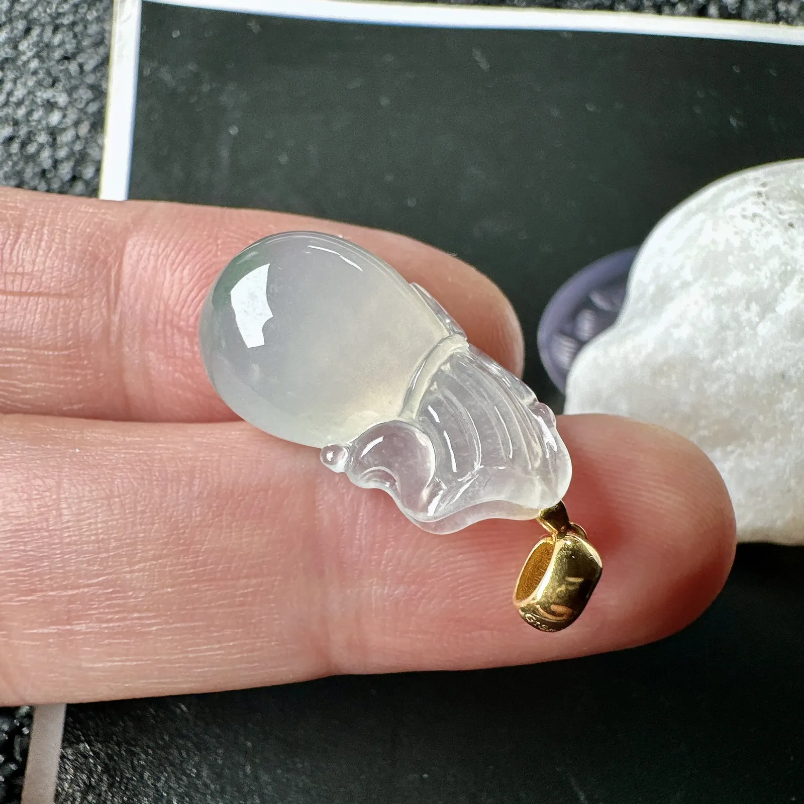 【冰种钱袋子】小精品。饱满度上佳，质地非常细腻，冰润通透，18k金扣头镶嵌，裸石尺寸22.8*11.7*7.3毫米