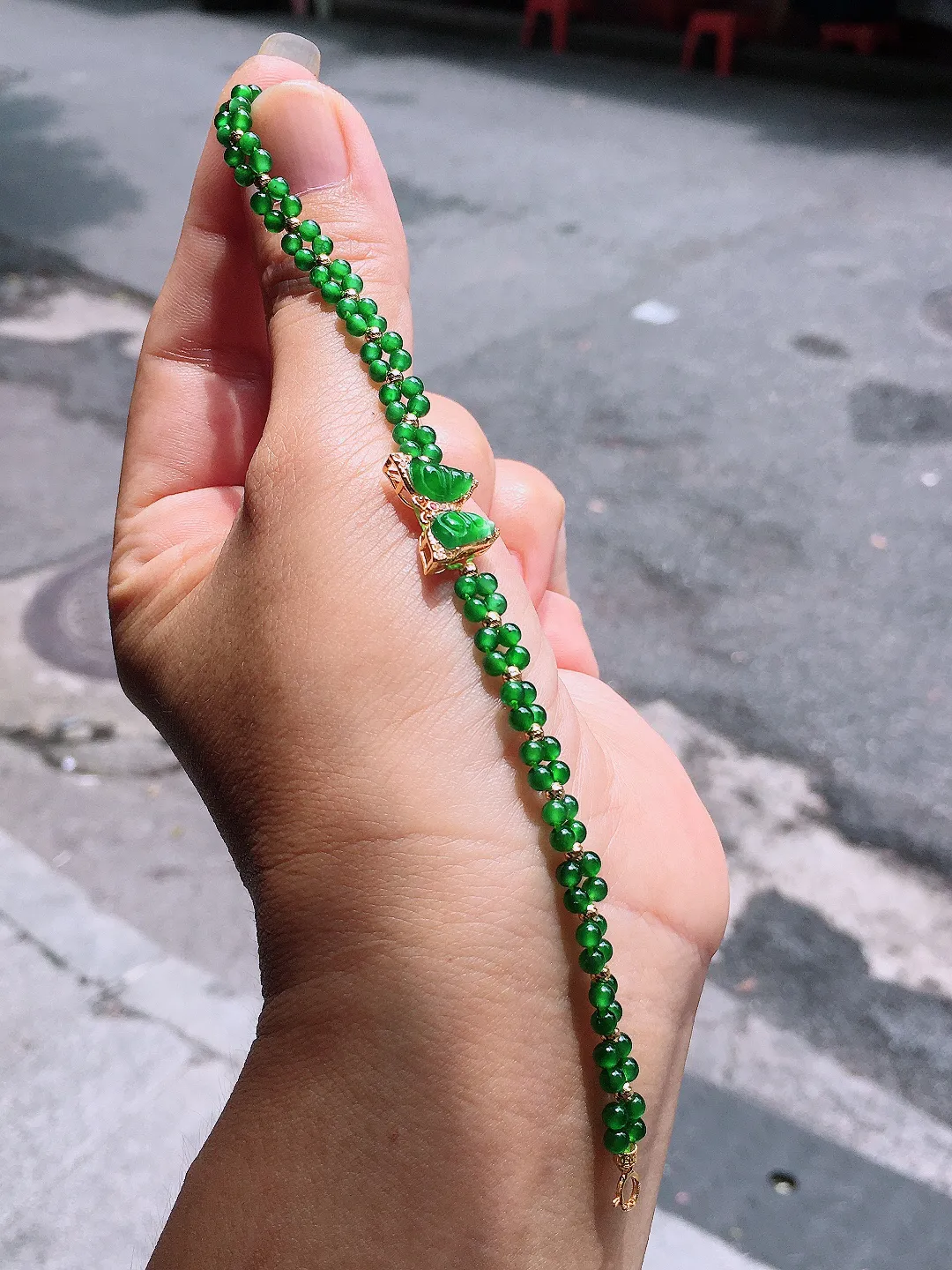 阳绿蝴蝶手链，色泽均匀艳丽，玉质细腻，荧光感超
强，饱满圆润，气质满满。18k
金豪华镶嵌