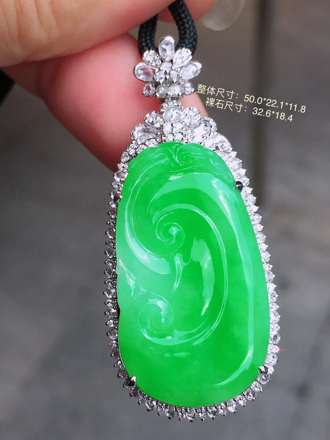 阳绿如意吊坠，色泽均匀艳丽，玉质细腻，荧光感超
强，饱满圆润，气质满满。18k
金豪华镶嵌
