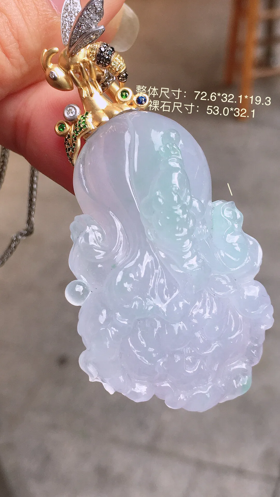 春彩白菜吊坠，色泽艳丽，玉质细腻，荧光感超
强，饱满圆润，气质满满。18k
金豪华镶嵌