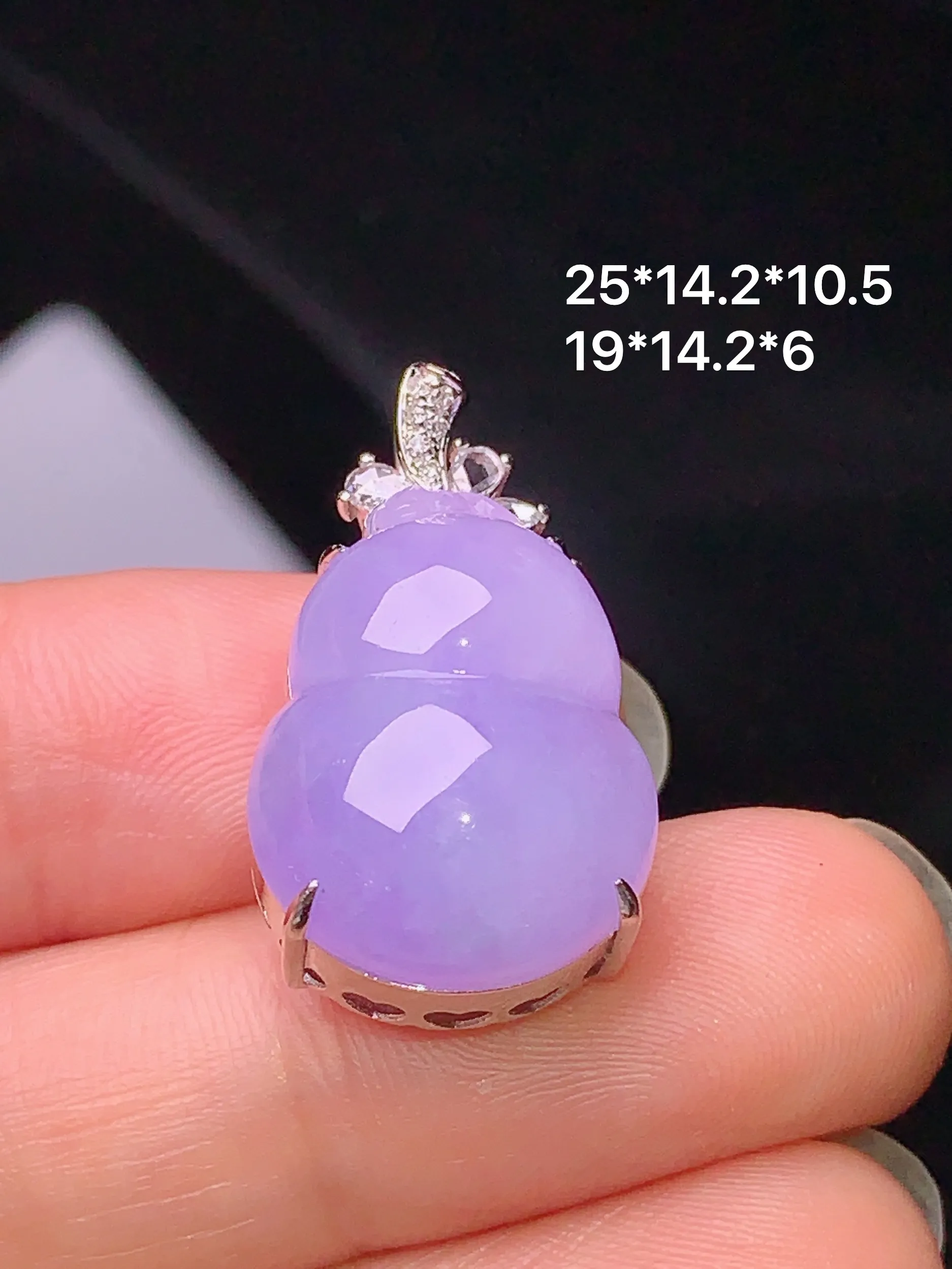 18k金钻镶嵌紫罗兰葫芦吊坠 玉质细腻 水润亮眼 色泽艳丽 整体尺寸25*14.2*10.5