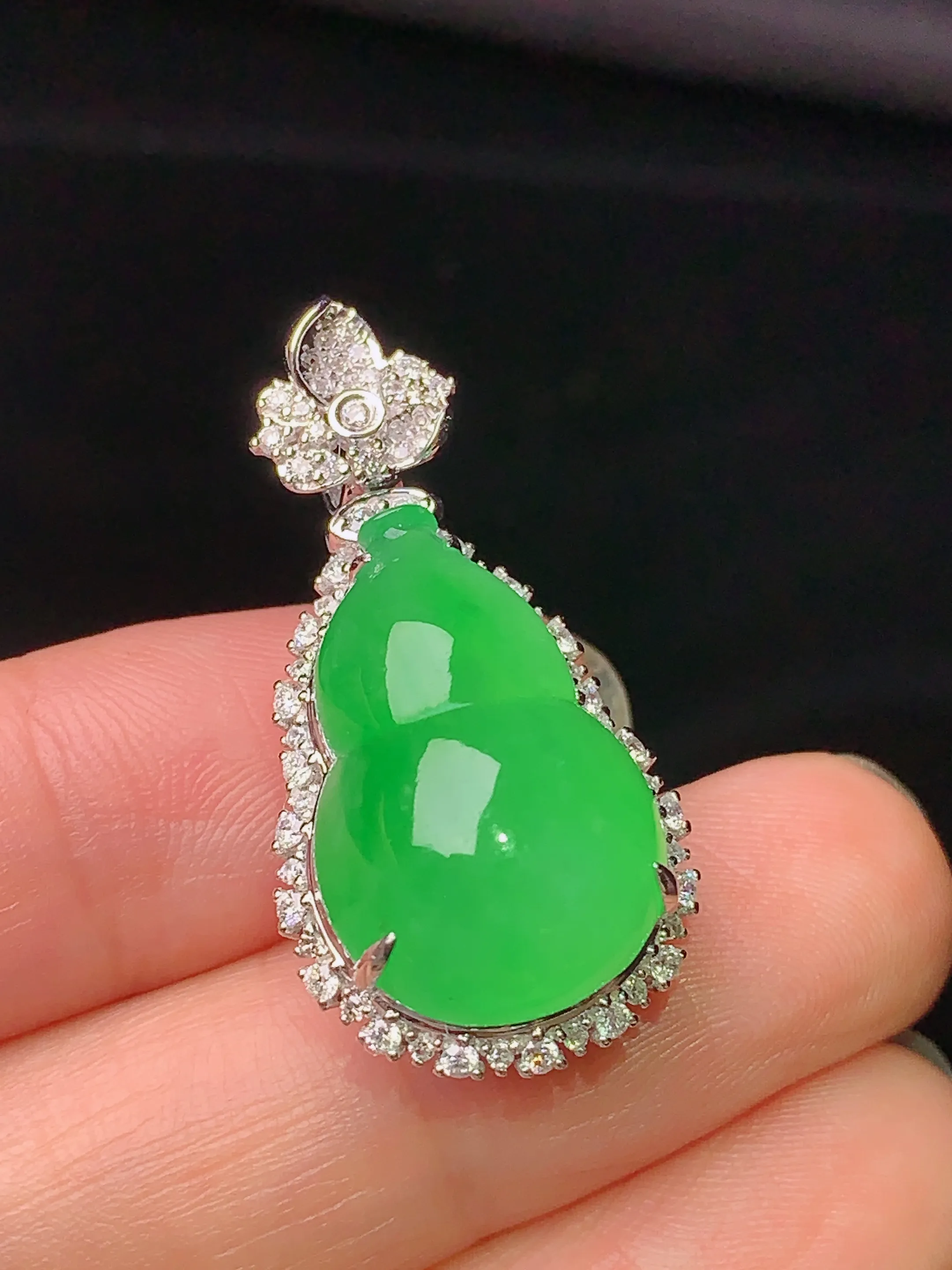 18k金钻镶嵌翠绿葫芦吊坠 玉质细腻 水润亮眼 色泽艳丽 整体尺寸31.5*16*13.8