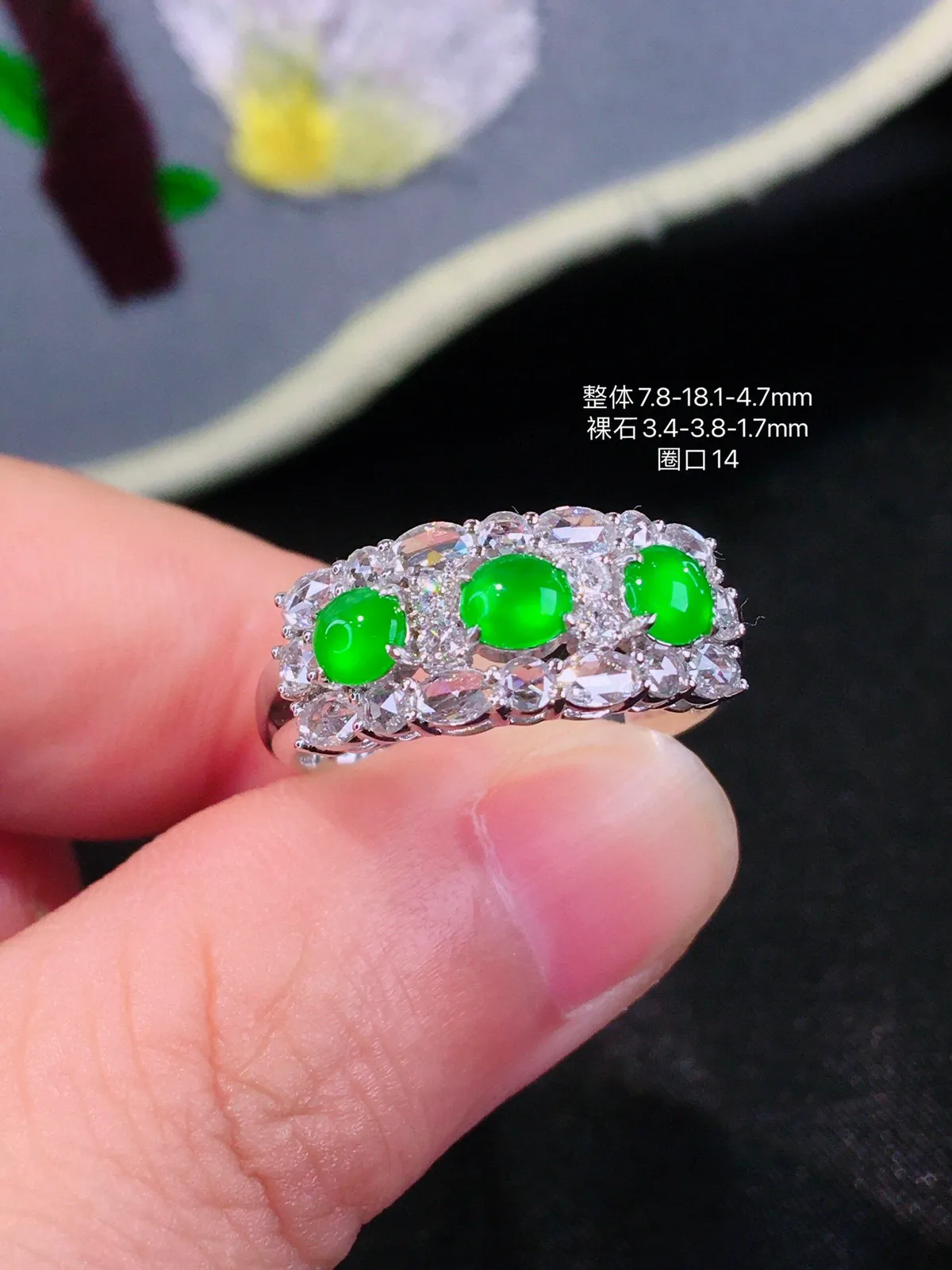 缅甸翡翠，满绿蛋面排戒，颜色靓丽，冰透水润，细腻起胶，料子清爽，完美，18K重金豪华镶嵌钻石