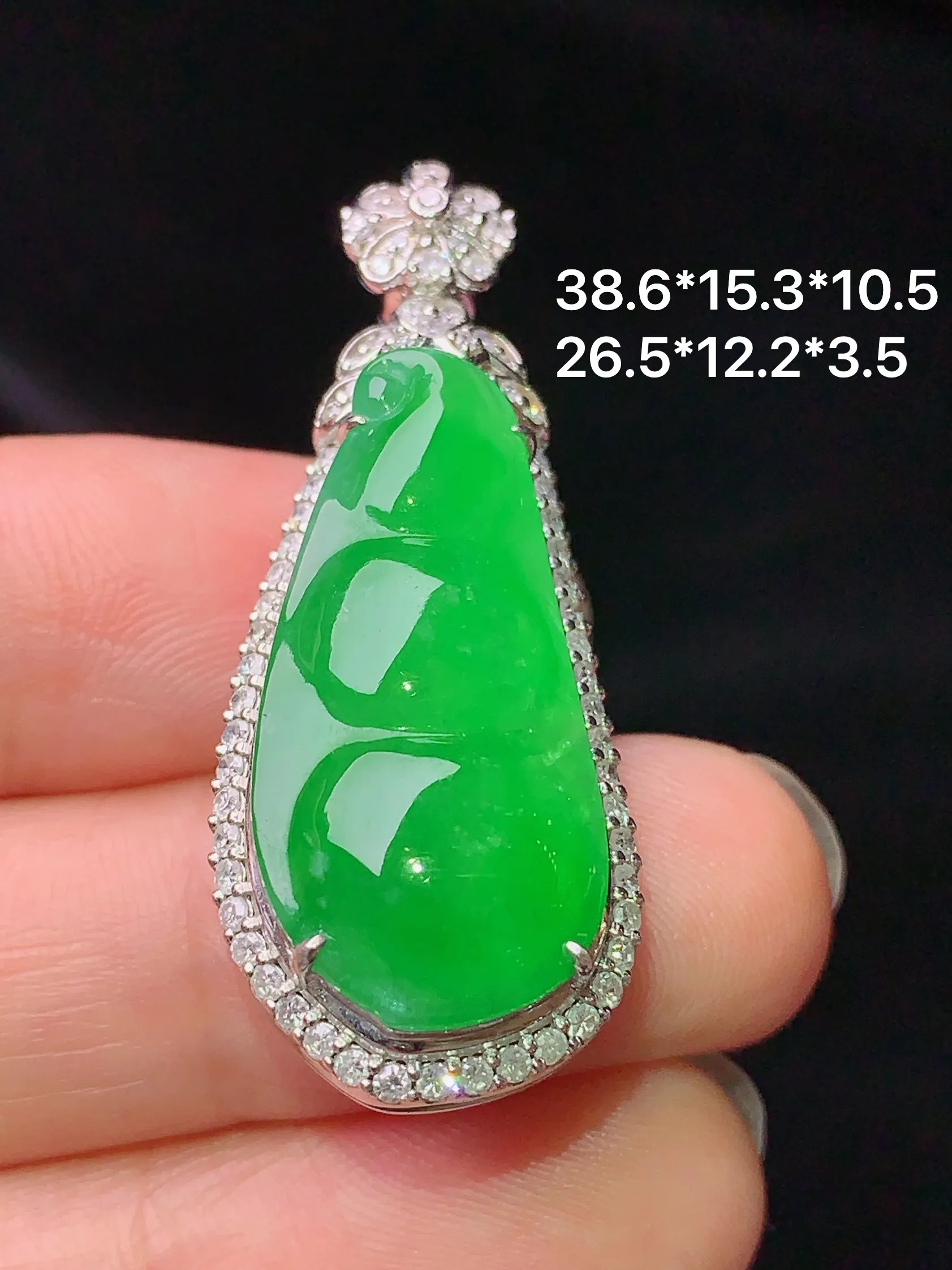 18k金钻镶嵌满绿四季豆吊坠 玉质细腻 水润亮眼 色泽艳丽 整体尺寸38.6*15.3*10.5