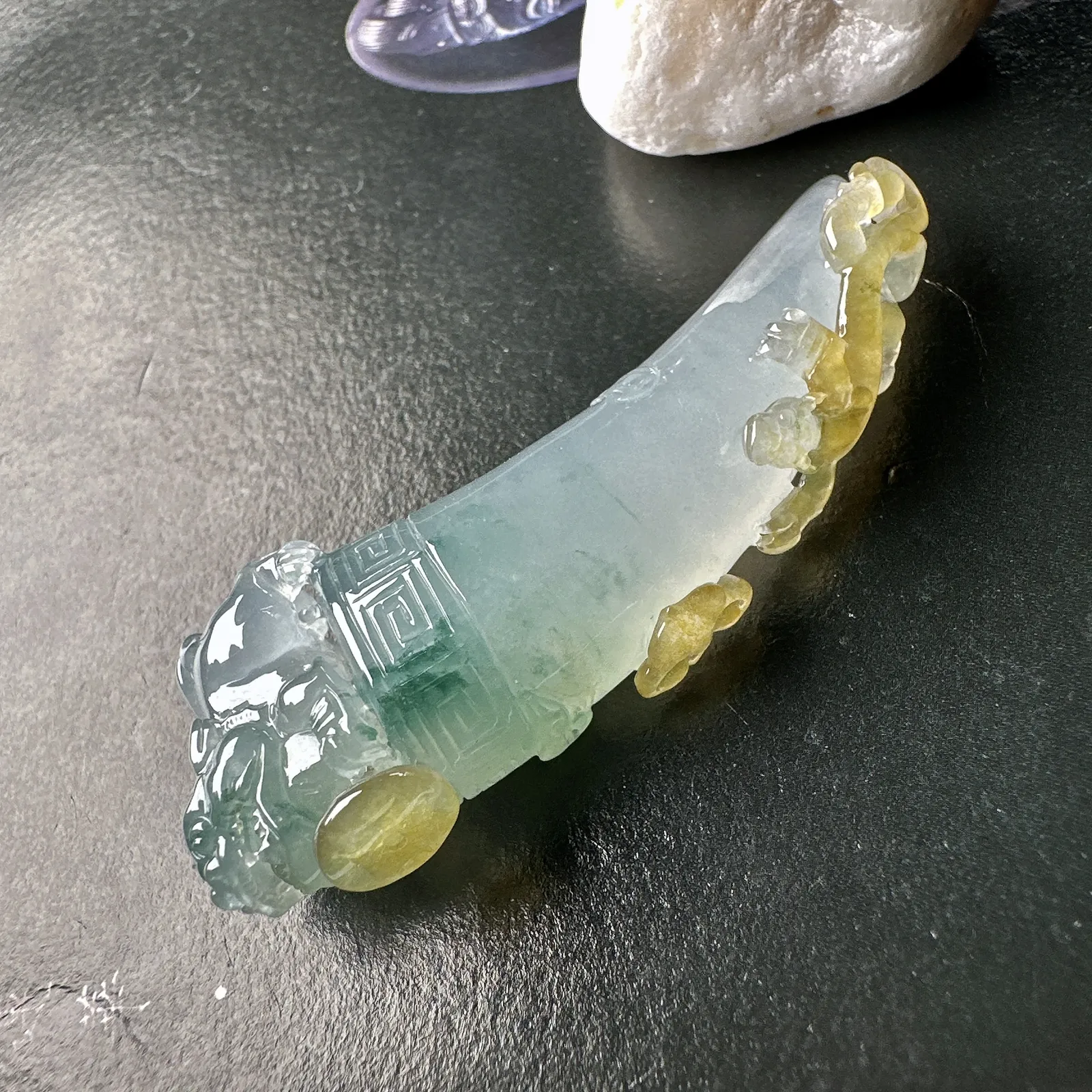 【冰种黄翡飘花龙牙】种地优秀，通透闪亮，起光的料子，厚度很好，工艺雕刻精湛。