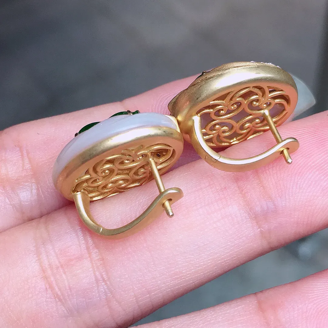 阳绿葫芦耳钉，色泽均匀艳丽，玉质细腻，荧光感超
强，饱满圆润，气质满满。18k
金豪华镶嵌