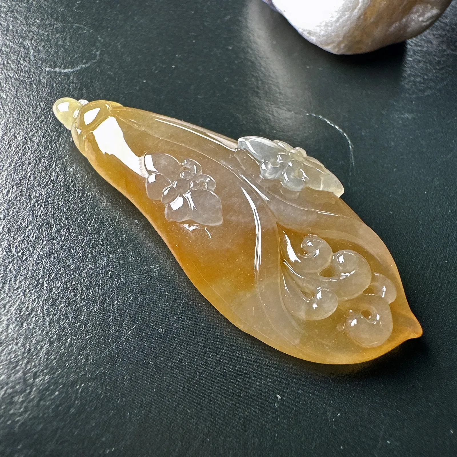 【冰种黄翡玉兰花吊坠】质地致密细腻，品相上佳，色泽冰润通透