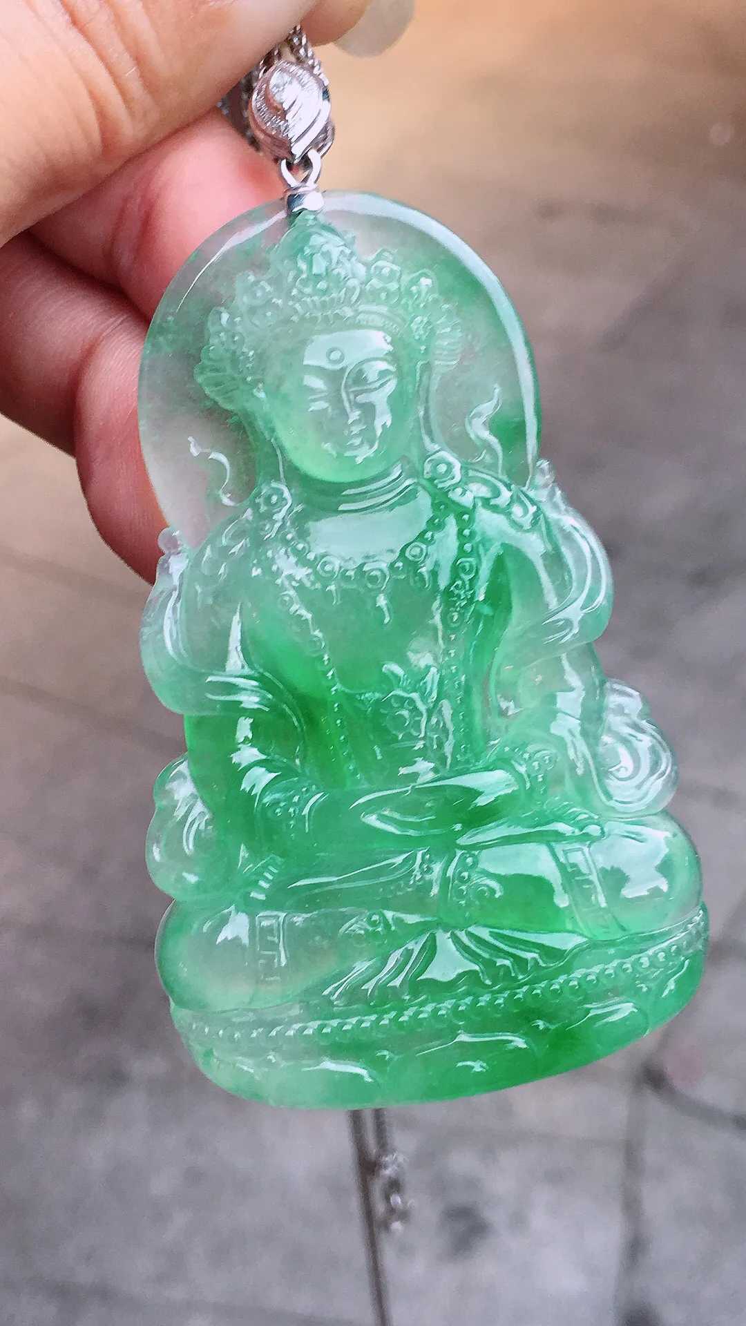 阳绿渡姆吊坠，色泽艳丽，玉质细腻，荧光感超
强，饱满圆润，气质满满。18k
金豪华镶嵌