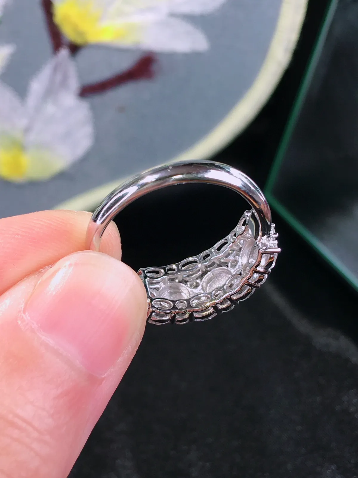 缅甸翡翠，满绿蛋面排戒，颜色靓丽，冰透水润，细腻起胶，料子清爽，完美，18K重金豪华镶嵌钻石
